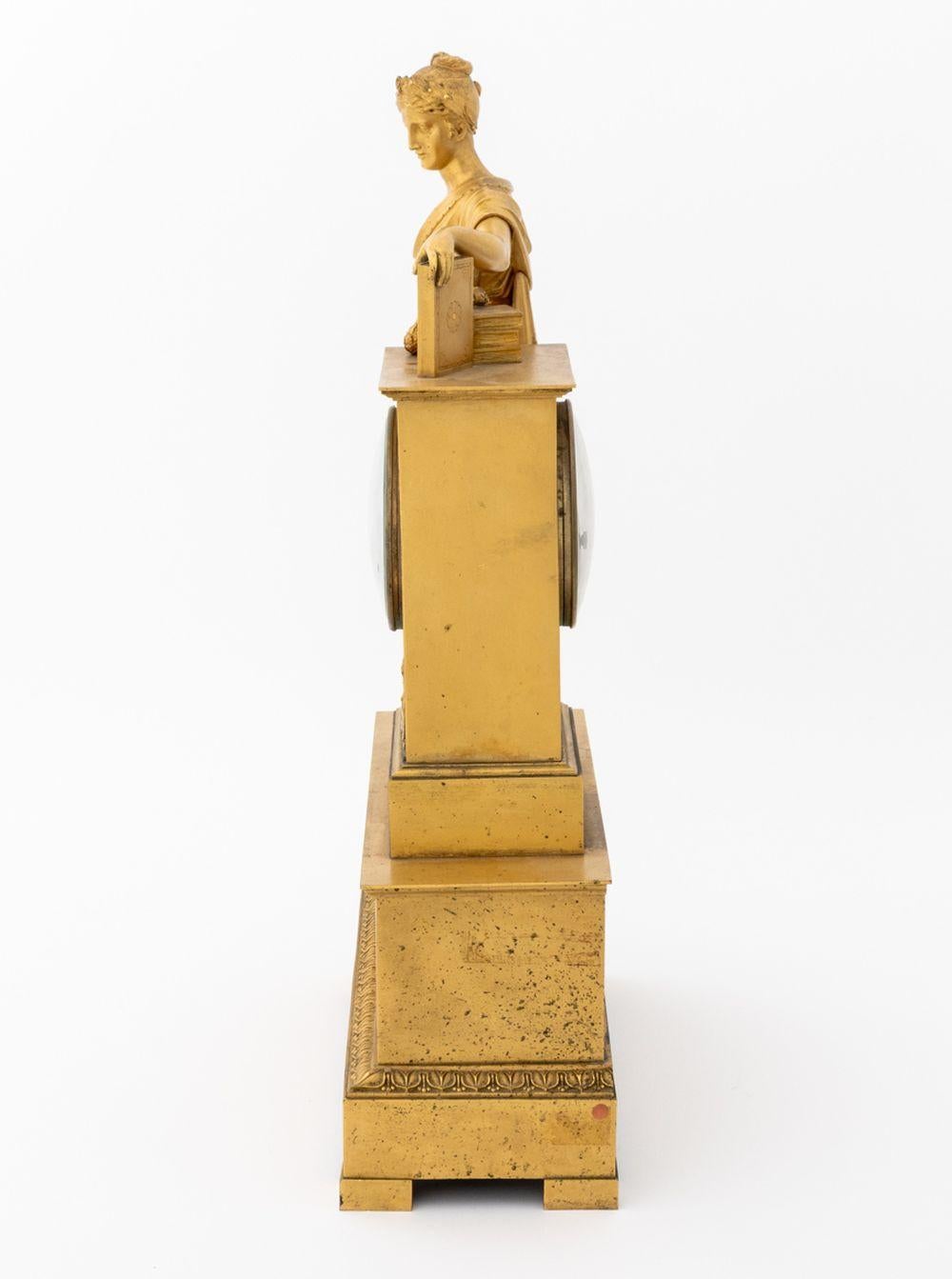 Charles X Horloge de cheminée figurative en bronze doré en vente 1