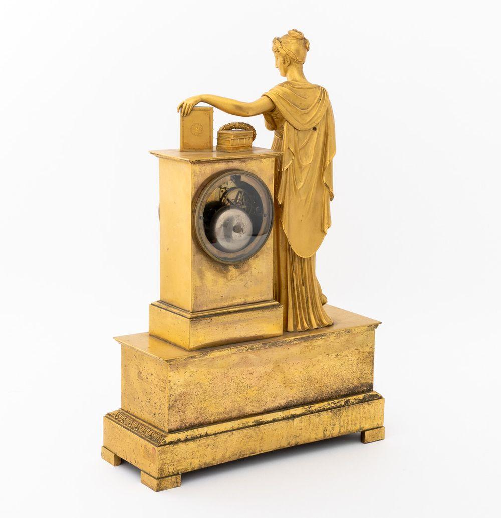 Charles X Horloge de cheminée figurative en bronze doré en vente 2