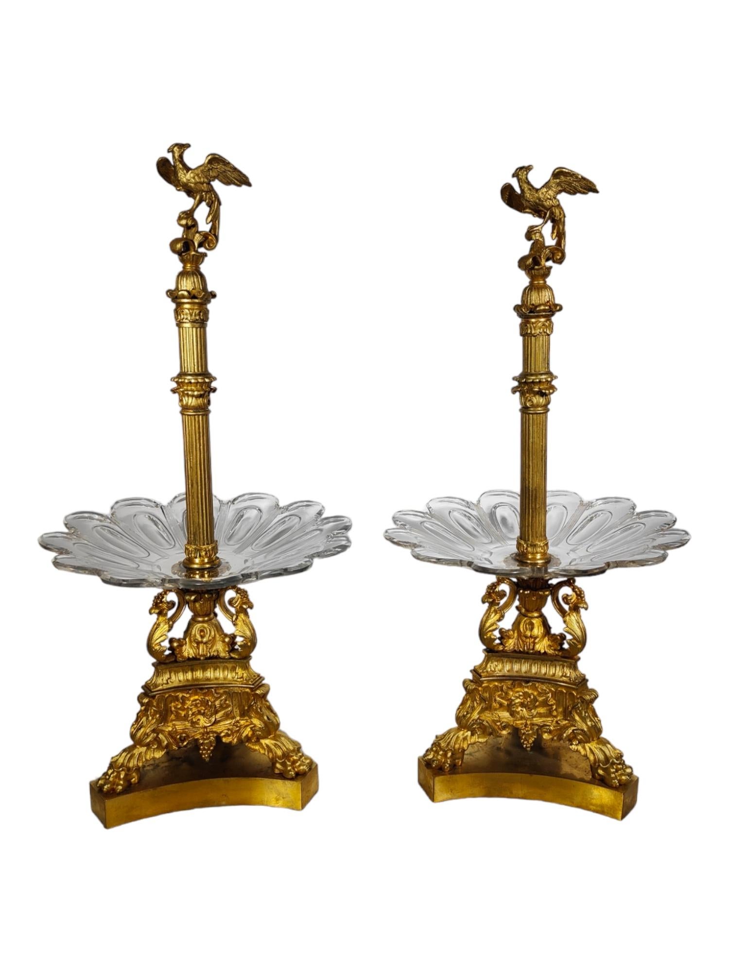 Elegant pair of molded and frosted glass fruit risers with central rod in gilded bronze, beautiful Italian manufacture from the first half of the 19th century. Measures: Height 53 cm and diameter 25 cm.