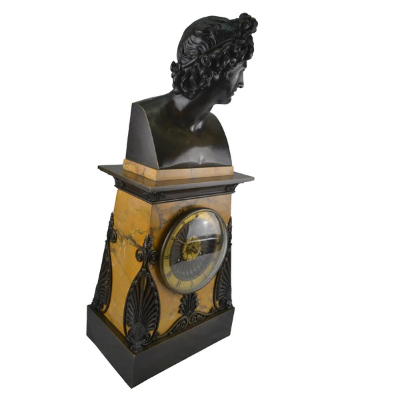 Français   Horloge Empire en bronze et marbre de Sienne avec un buste d'Apollo Belvedere en vente