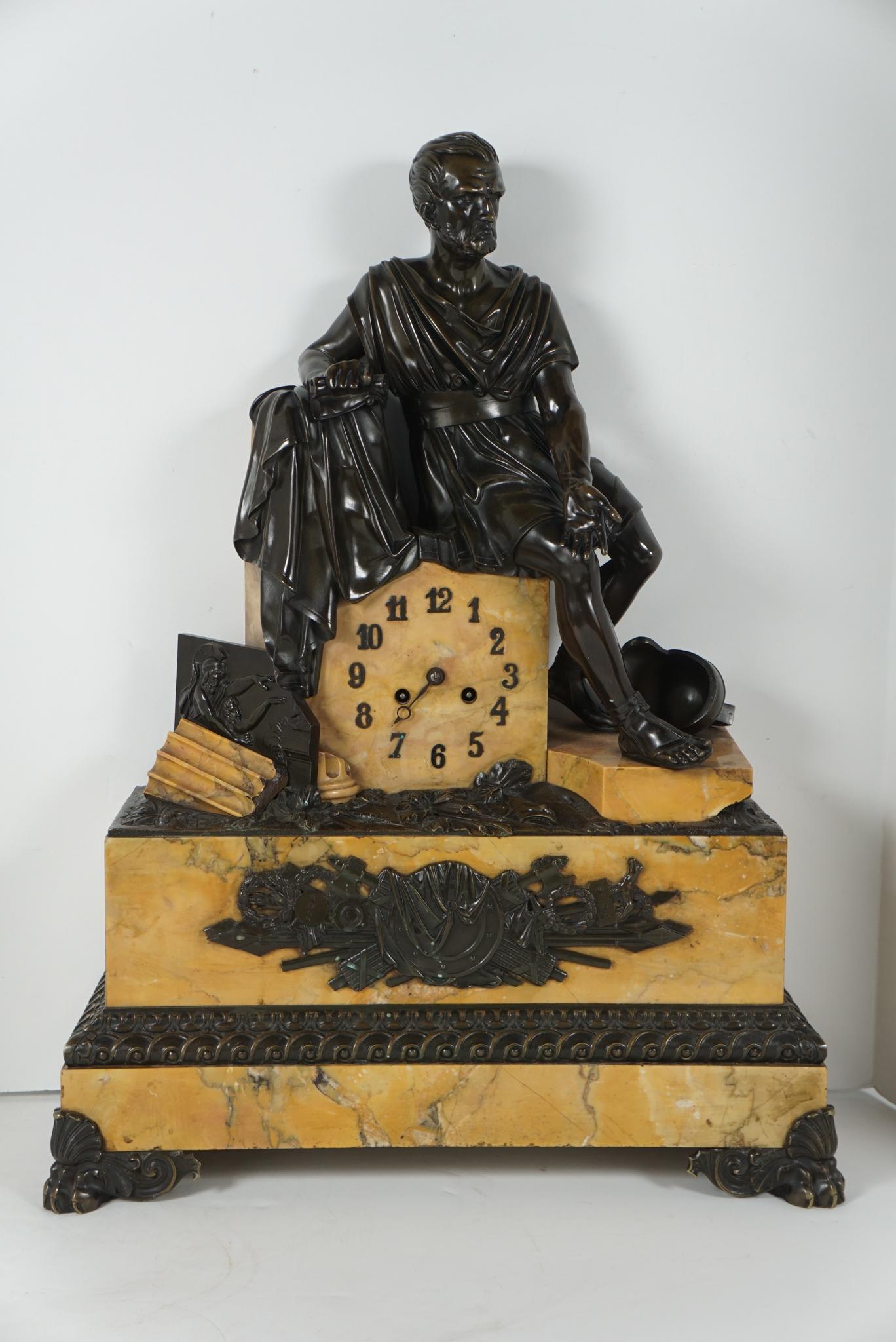 Diese große und beeindruckende Uhr wurde um 1830 in Frankreich hergestellt. Als allegorische Darstellung der klassischen Vergangenheit komponiert, ist das Bronzewerk von höchster Qualität. Die Figur ist aus vielen Einzelteilen gegossen und dann