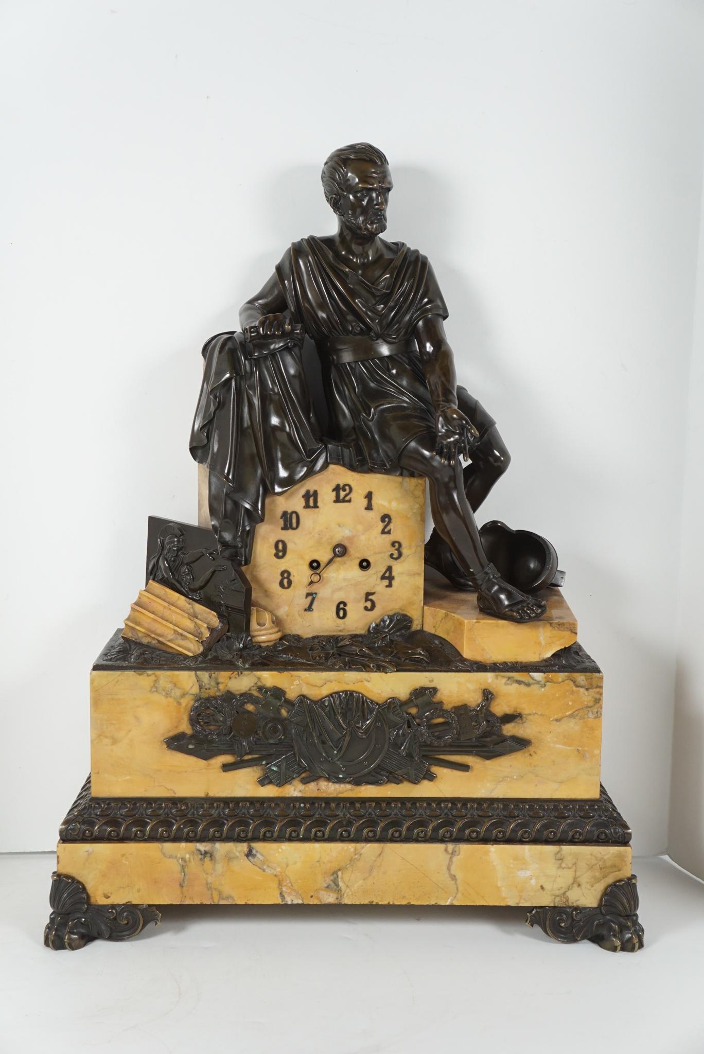 Uhr aus Bronze und Siena-Marmor aus der Zeit Karls X. (19. Jahrhundert) im Angebot