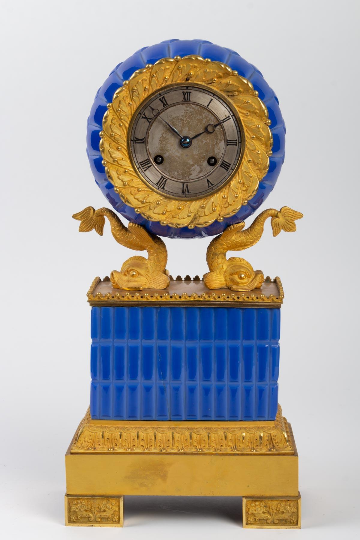 Charles X period clock, in opaline and golden bronze, high quality.
Measures: H 39 cm, W 18.5 cm, D 11 cm.