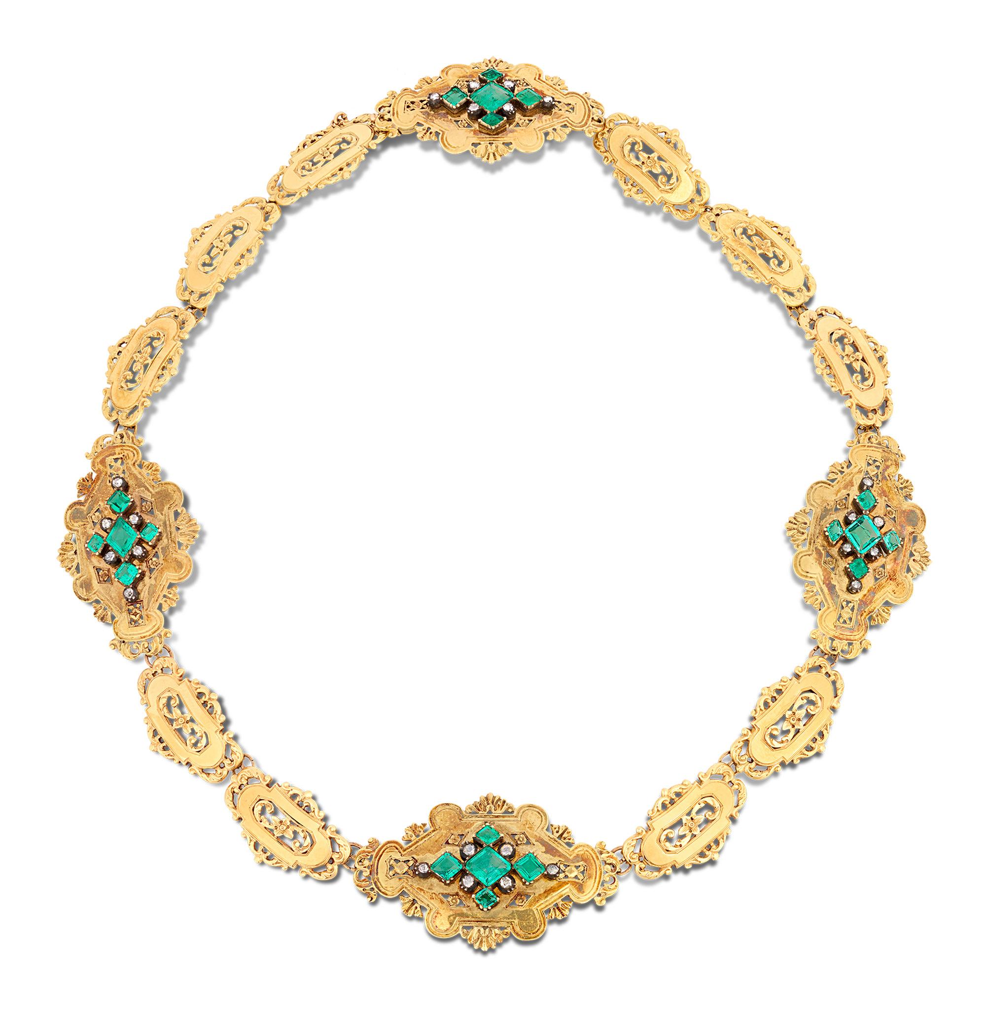 Magnifique exemple de l'artisanat de la période Charles X, cette suite exquise comprend un collier, une broche et des boucles d'oreilles en pendentif, chacun orné d'émeraudes luxuriantes et d'étincelants diamants de taille européenne ancienne. Les
