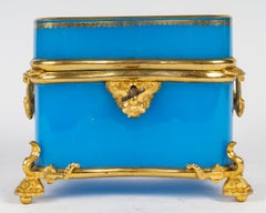Boîte en laiton doré et opaline d'époque Charles X, 19e siècle.