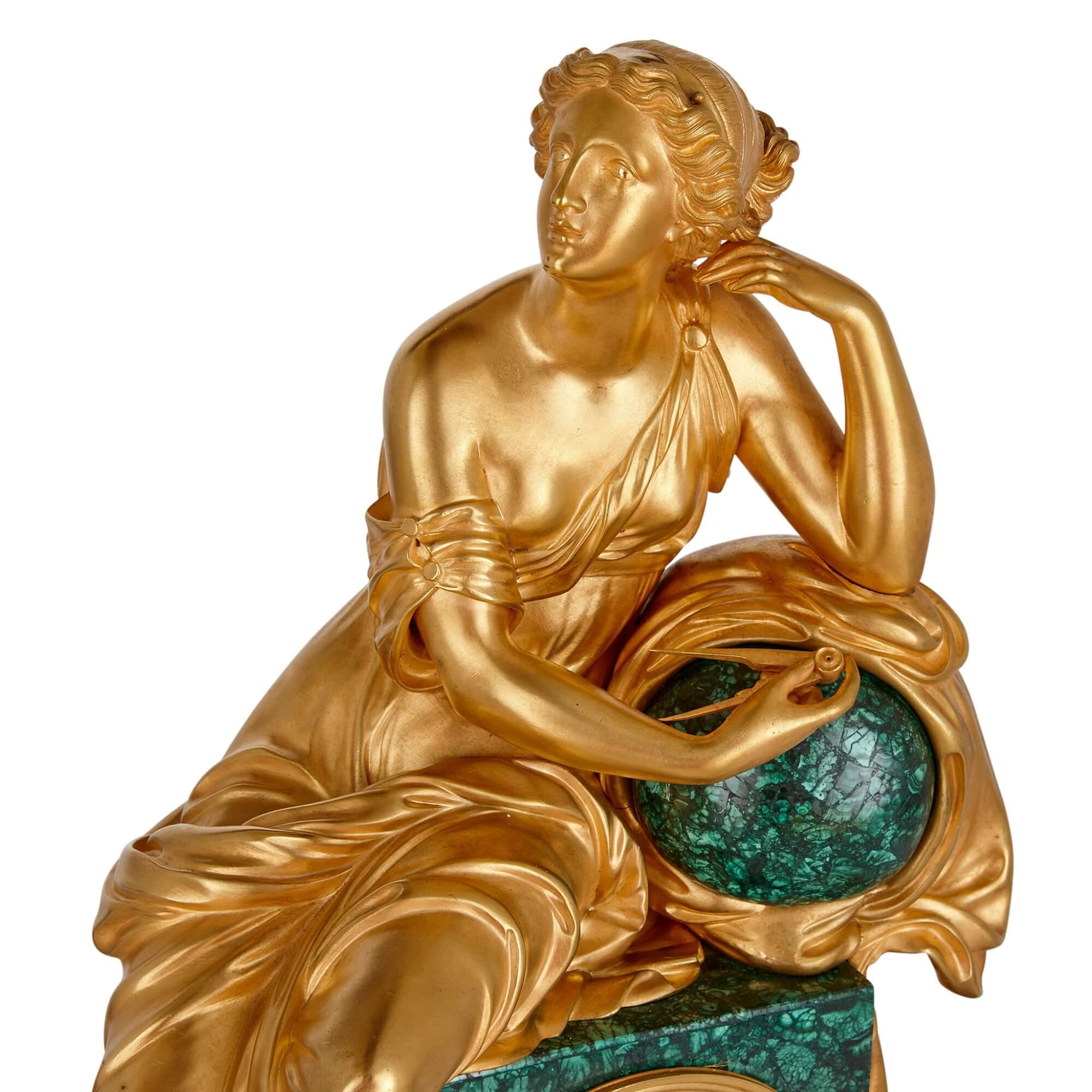 Pendule de cheminée sculpturale d'époque Charles X en bronze doré et malachite Excellent état - En vente à London, GB