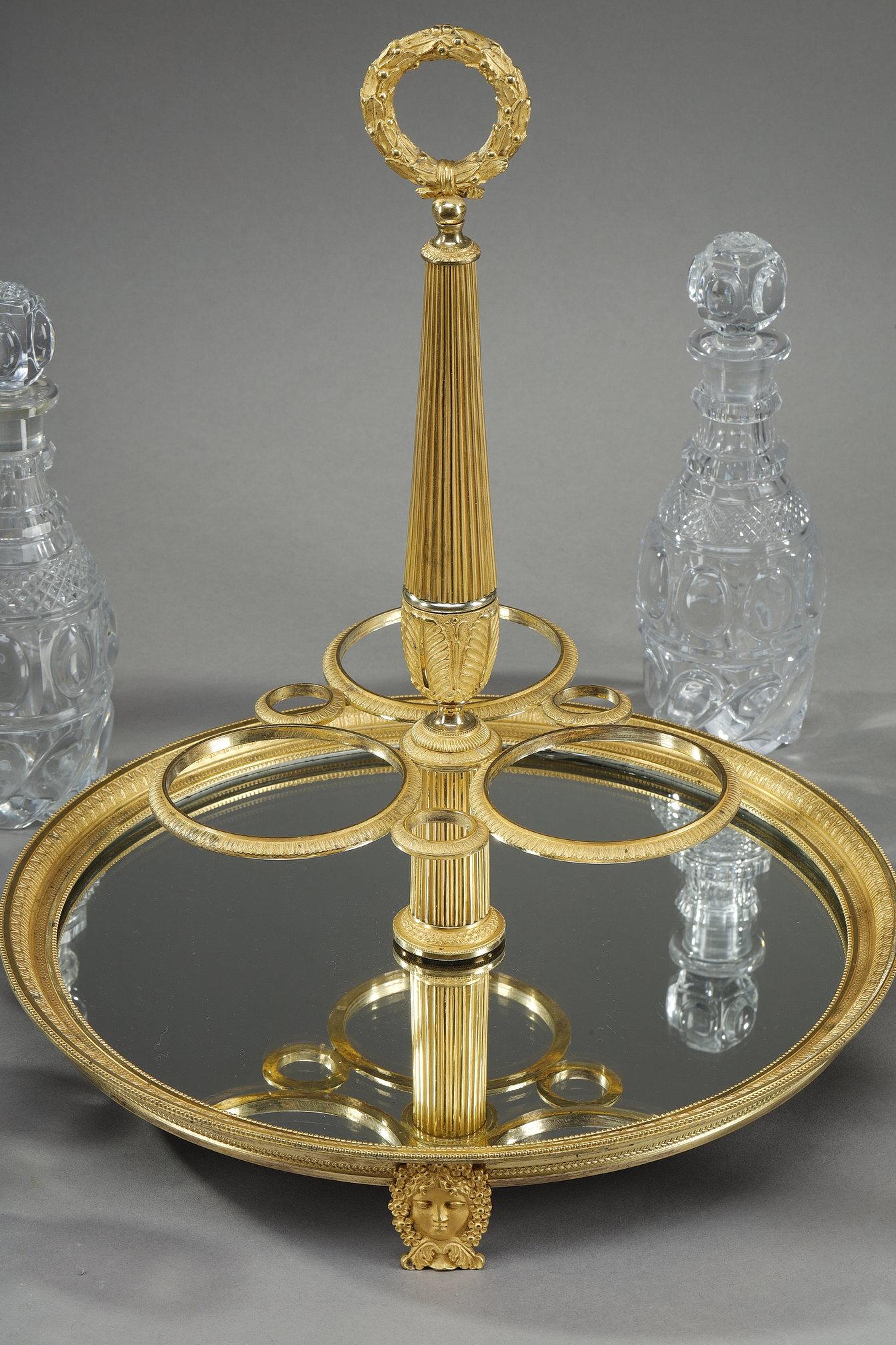 Charles X period liquor service in gilt bronze dans cut crystal In Good Condition For Sale In Paris, FR