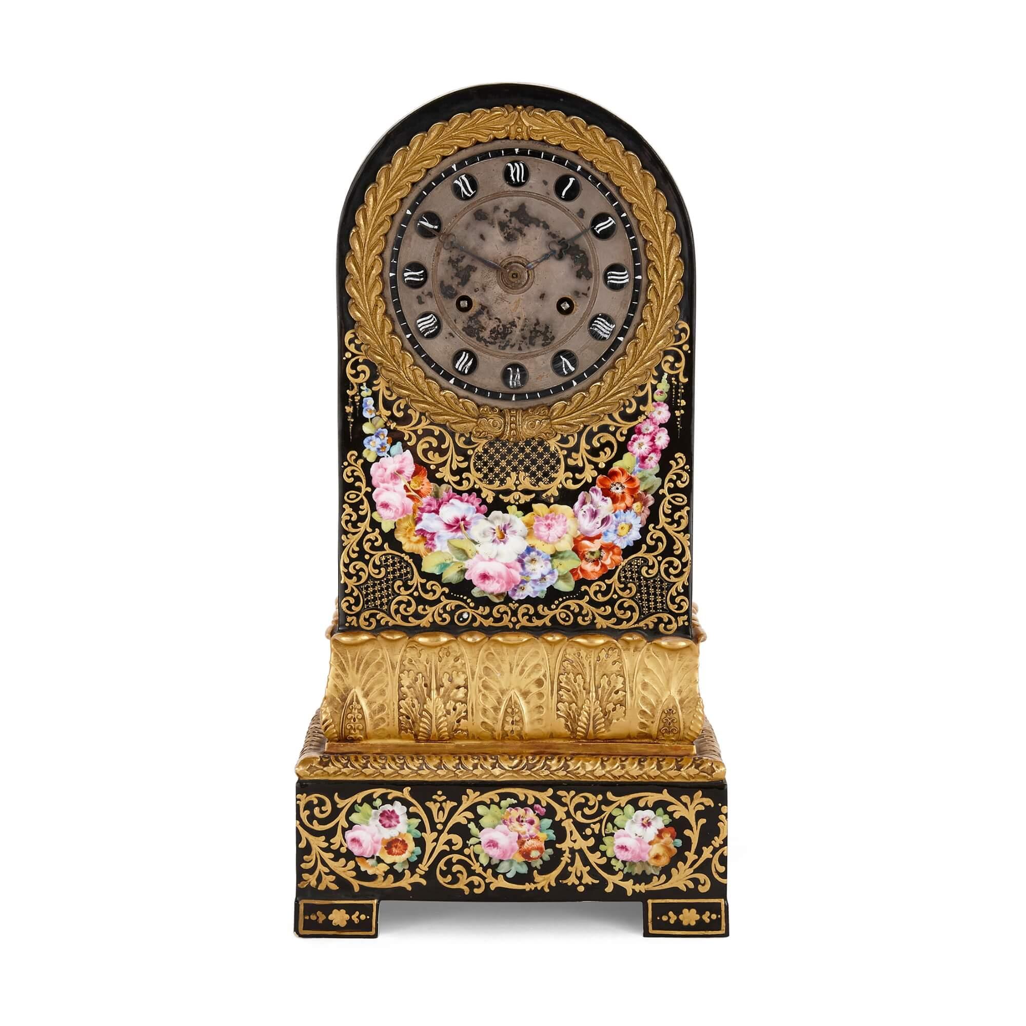 Charles X Periode Ormolu montiert Jacob Petit Porzellan Mantel Uhr
Französisch, um 1825
Höhe 36cm, Breite 18,5m, Tiefe 10,5cm

In einem schönen, paketvergoldeten Porzellangehäuse mit Blumendekor auf schwarzem Grund befindet sich diese schöne
