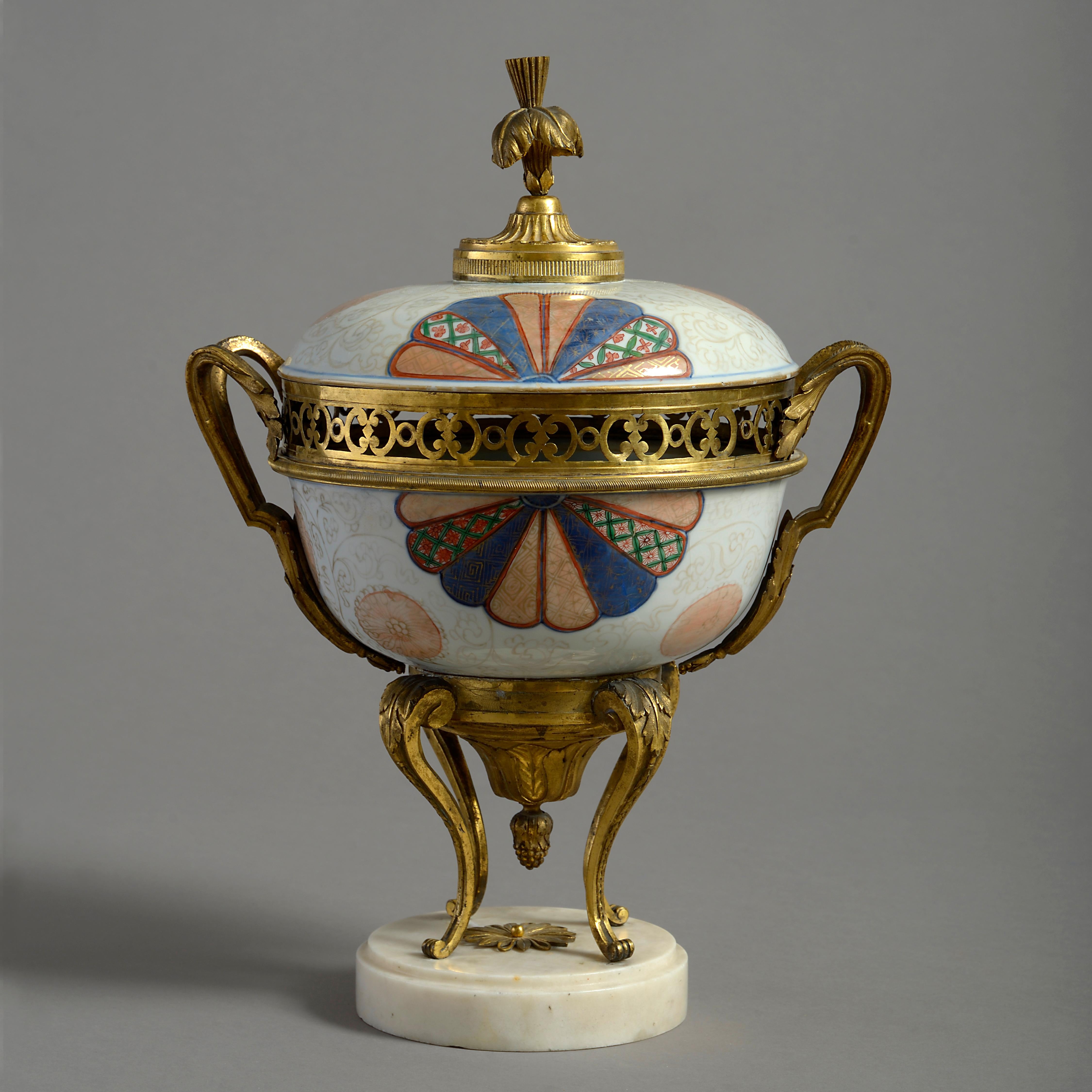 Un pot-pourri de bronze doré Charles X, de porcelaine japonaise et de marbre statuaire. La porcelaine date du 18e siècle, les montures de 1830.

.