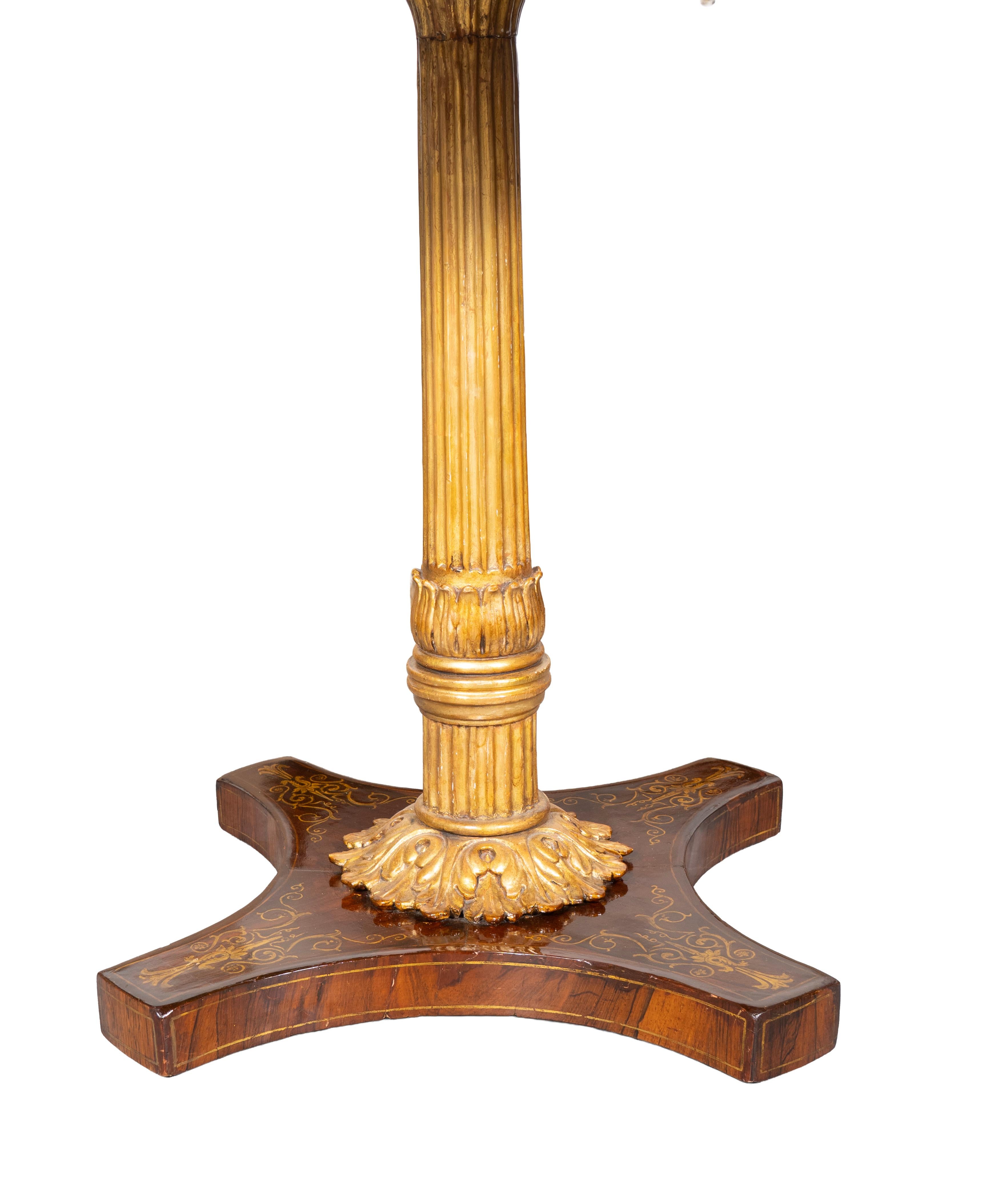 Il piano circolare presenta una decorazione classica a fasce dorate e un medaglione interno, mentre il grembiule del piano presenta trifogli gotici e fleur de lis e sferule dorate. Supporto scanalato in legno dorato intagliato e base a plinto