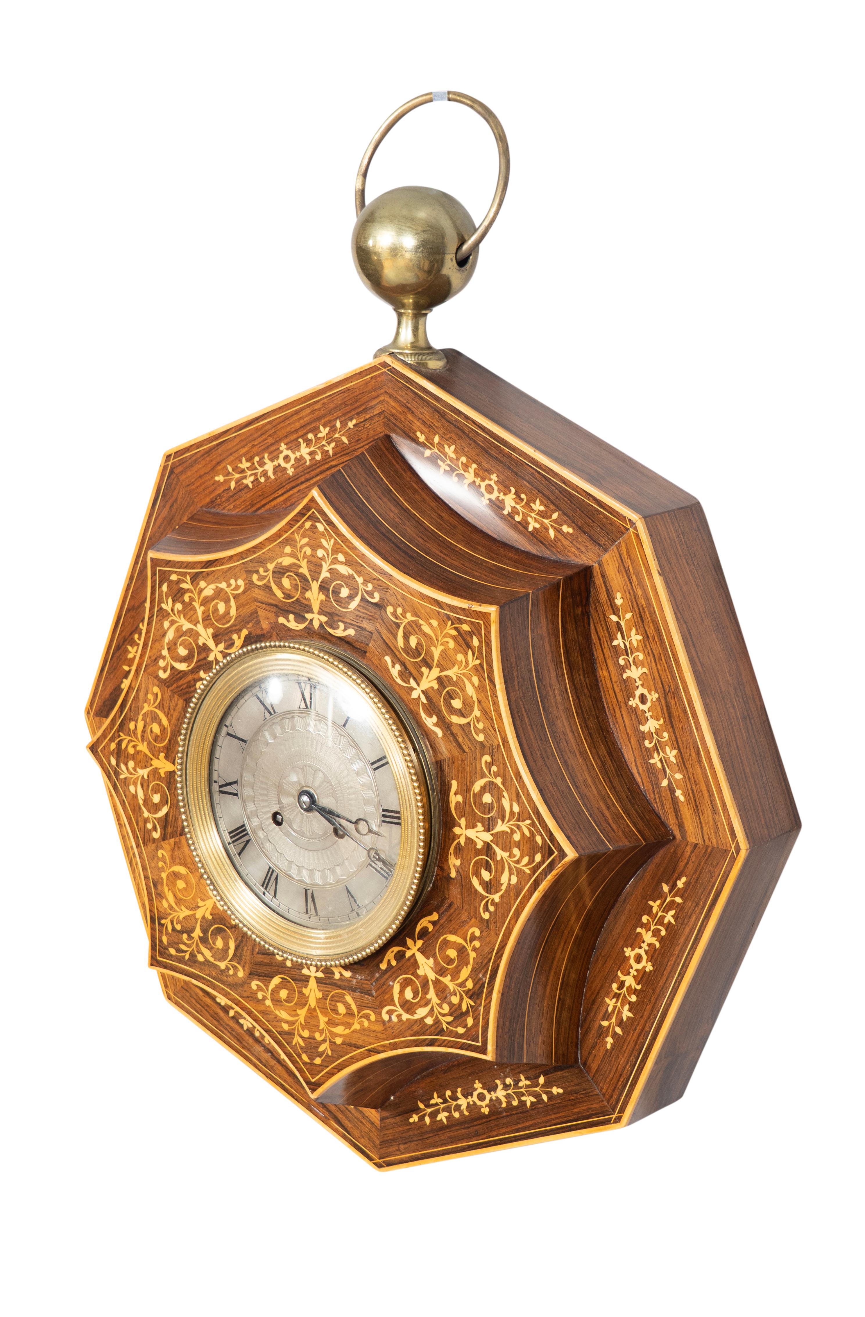 Octogonal con incrustaciones de boj. Esfera de reloj con bisel de bronce dorado. Por J.B. Dorval, París. De una casa urbana de Nueva York diseñada por Cullman Kravis.