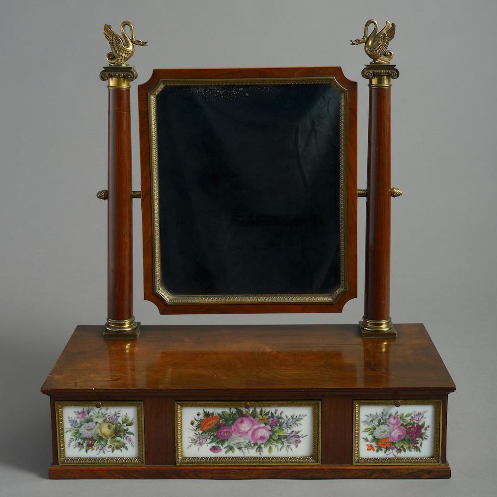 Miroir de toilette en porcelaine Charles X Paris et bois de rose monté en bronze doré, vers 1820.