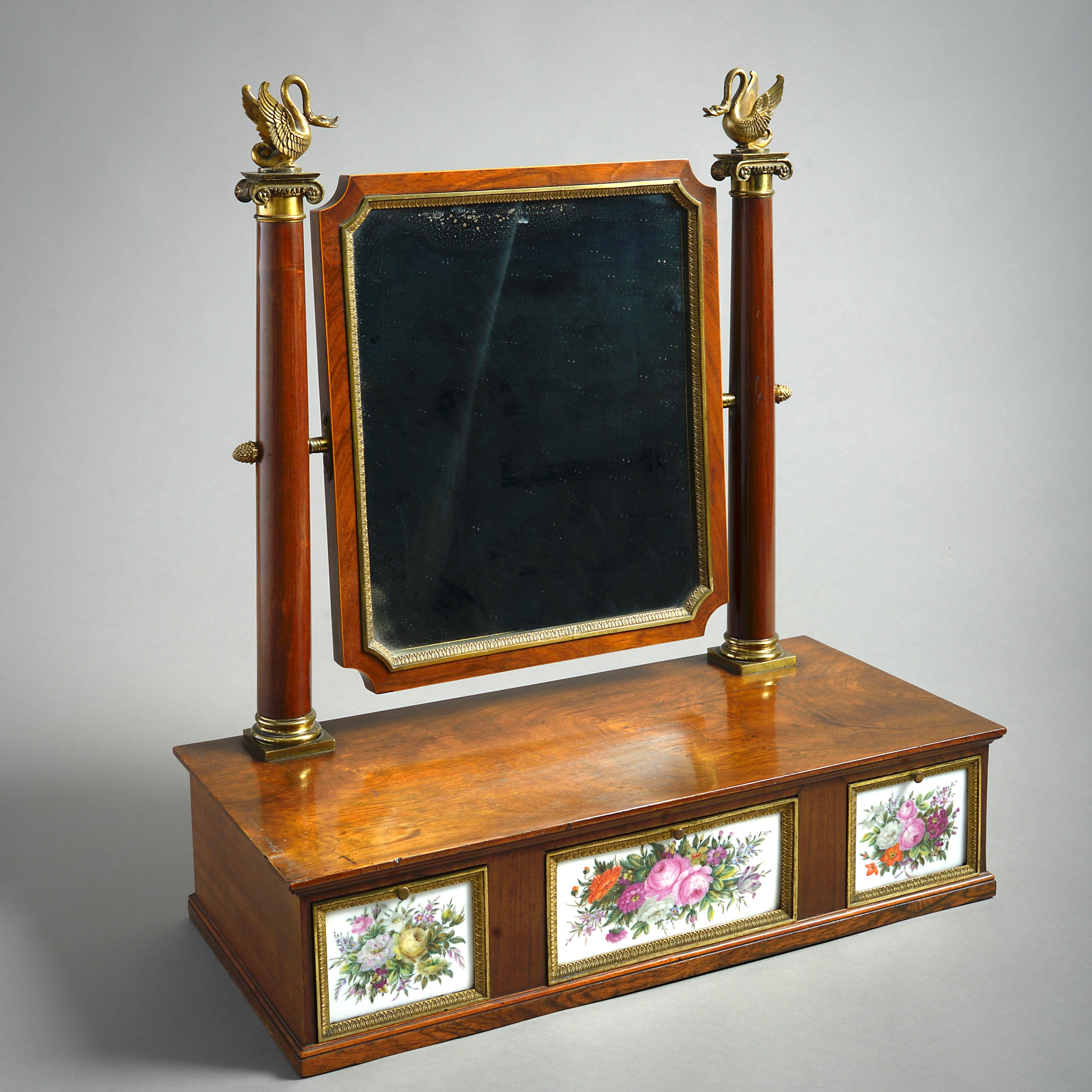 Specchio da toilette Charles X Paris in porcellana e legno di rosa con ormeggio, 1820 circa.