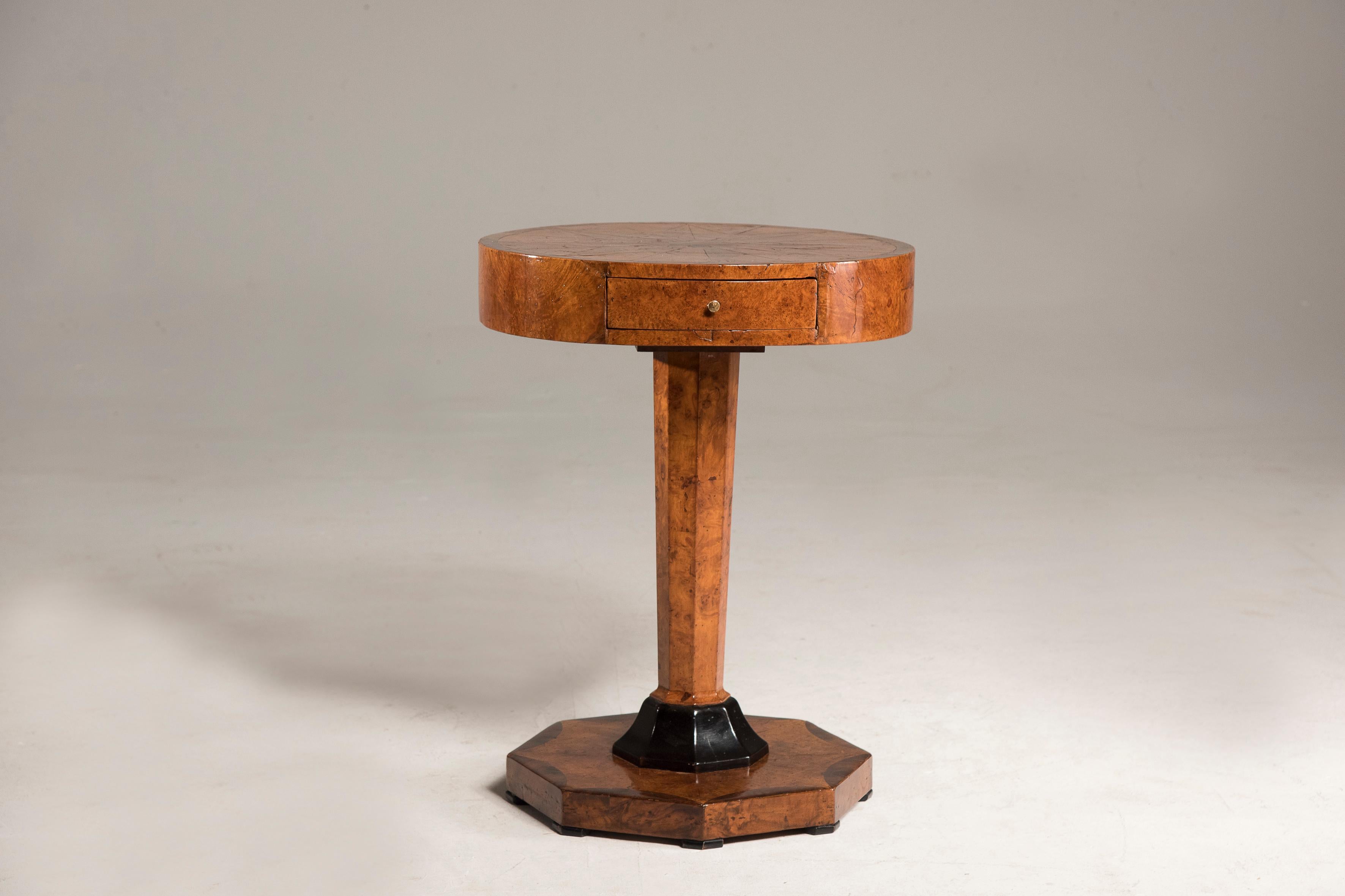 Charles X round wooden coffee table in Elm Burl. Conservative restoration.

Diameter. 57cm, h 76cm.