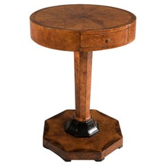 Table Charles X arrondie en bois plaqué orme de petite taille