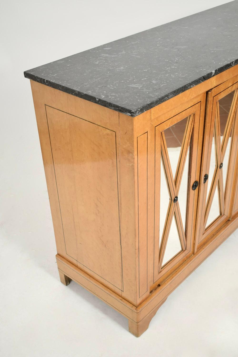 Buffet bas Charles X en placage d'érable moucheté et incrusté de filets de bois teintés. Il s'ouvre avec quatre portes, des entretoises et des bases de glace, un plateau de marbre gris Sainte Anne. France, C.I.C.