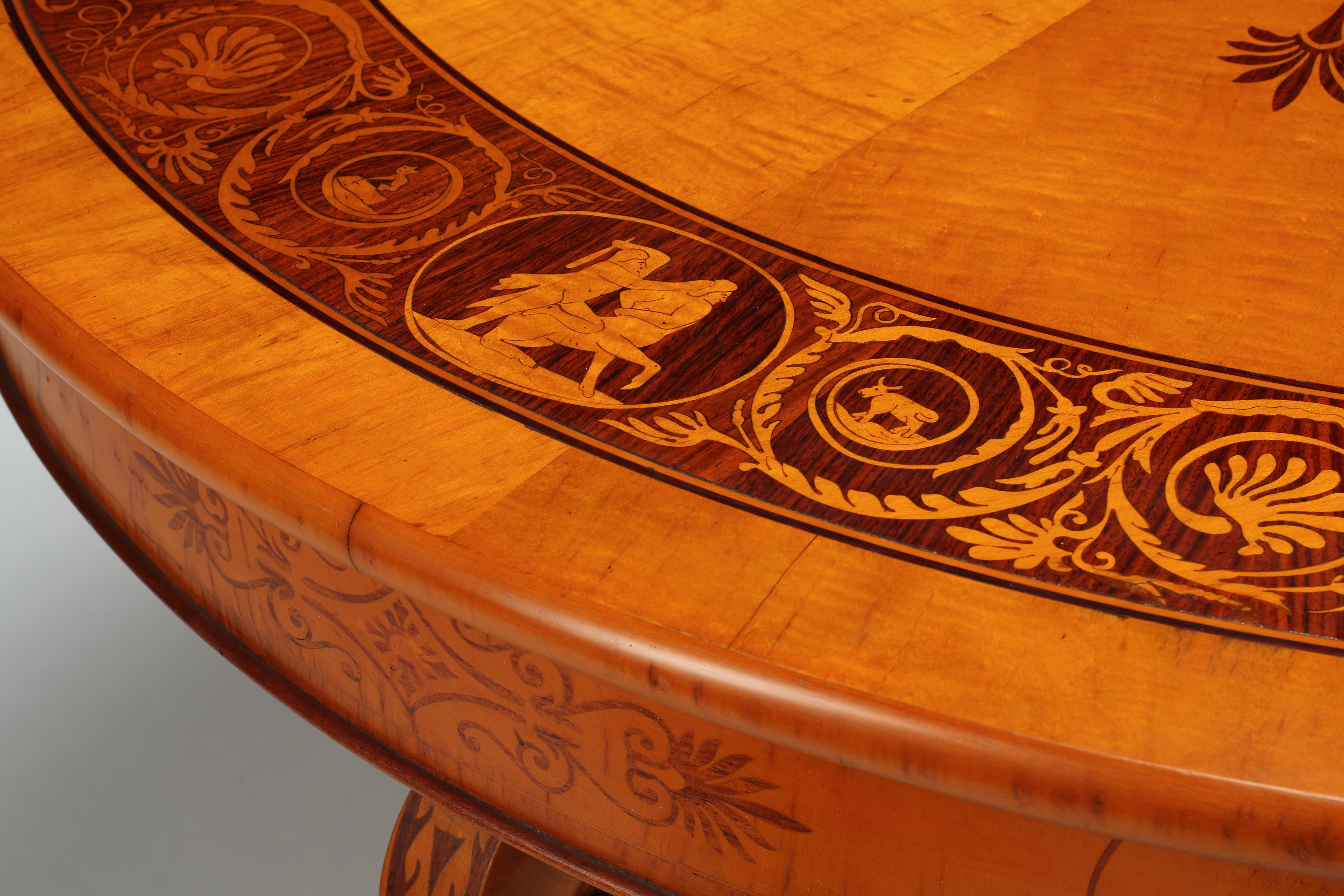 Cette table centrale unique de style Charles X présente un travail de marqueterie magistral typique de l'époque. Le plateau de la table présente un médaillon central aux motifs feuillagés et en forme de coquillage, entouré de motifs floraux qui