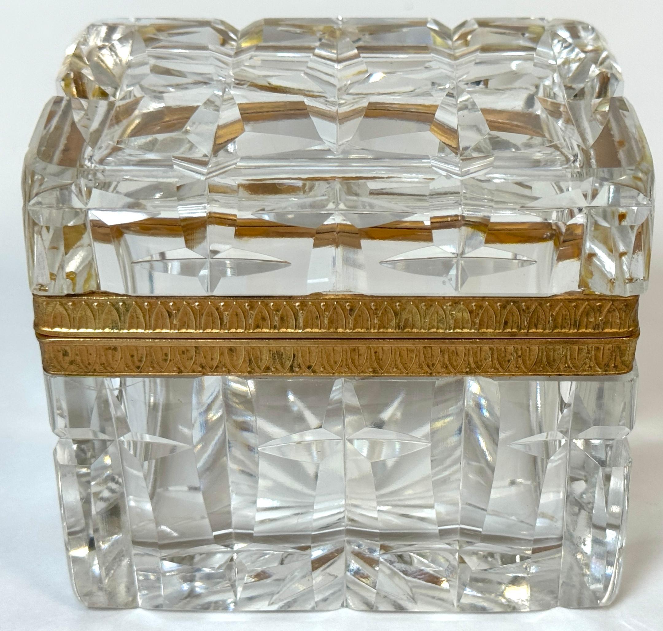 Französische Schatulle aus geschliffenem optischem Kristall mit Ormolu-Montierung, signiert Lehmann Frankreich, um 1900-1920

Eine feine französische Schatulle aus Kristall und vergoldeter Bronze in quadratischer Form mit den Maßen 4