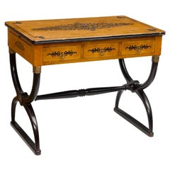 Table à écrire de style Charles X en bois fruitier et en bois d'ébène