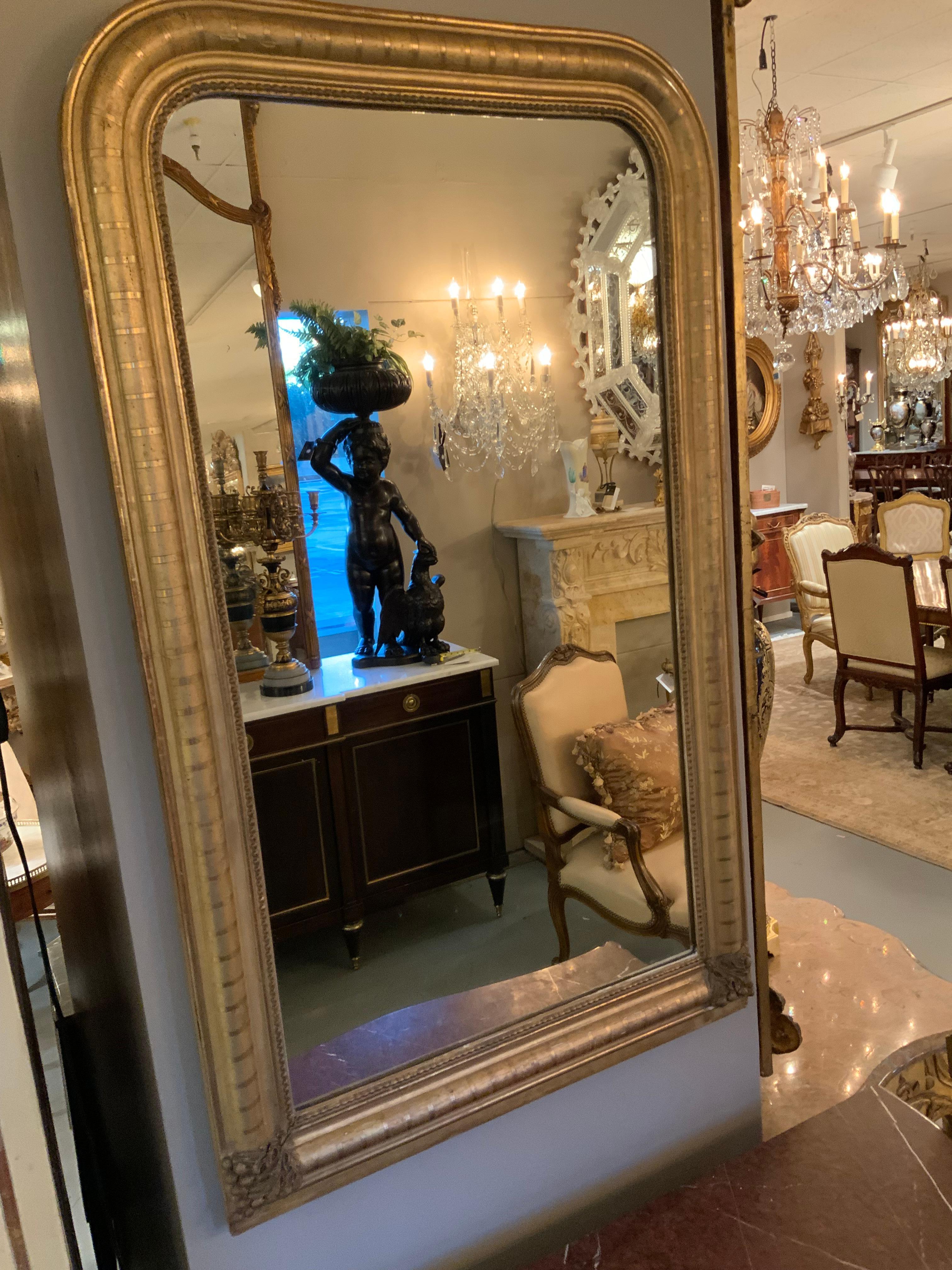 Specchio antico in legno dorato in stile Charles X in vendita 1