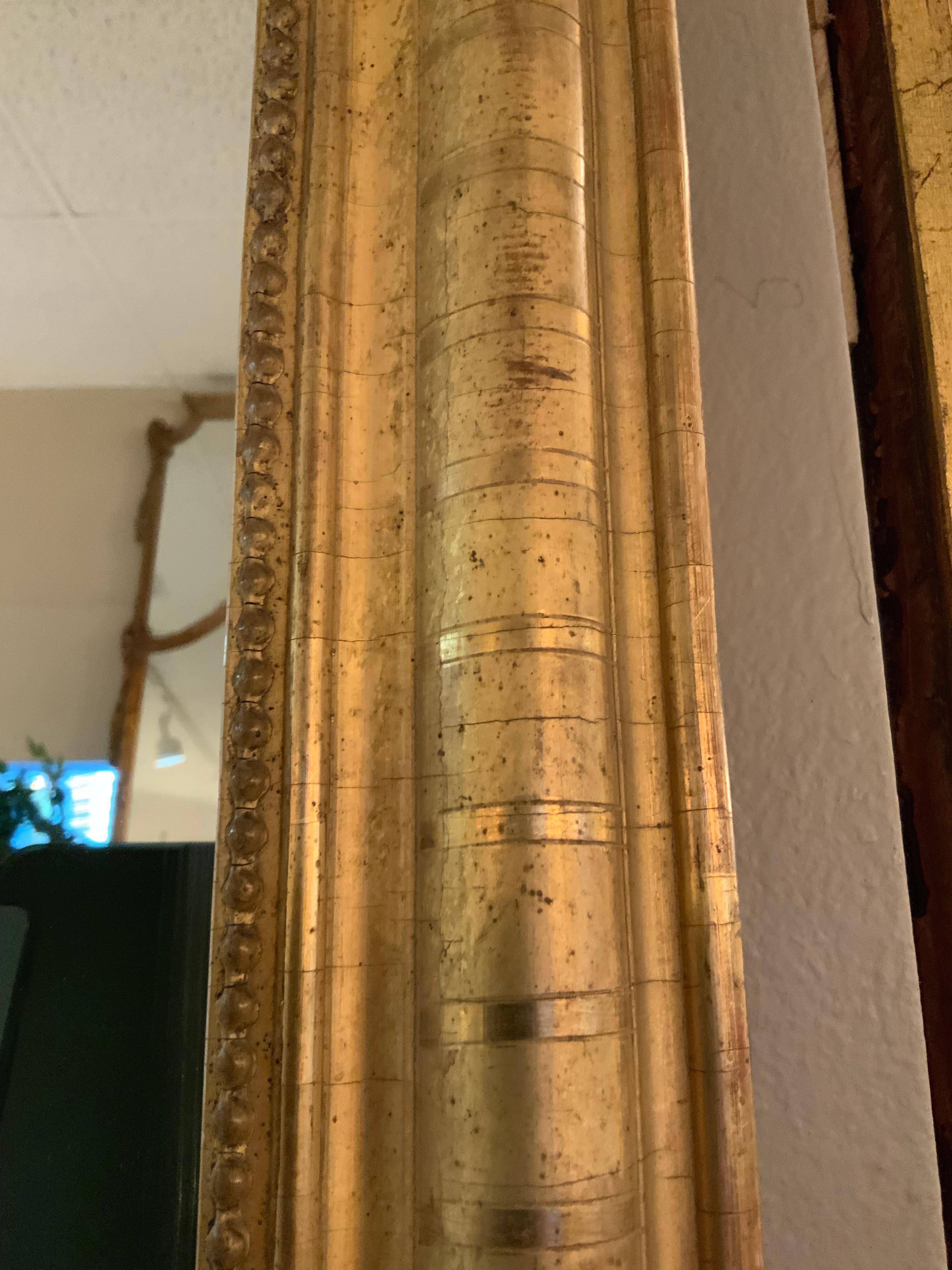 Specchio antico in legno dorato in stile Charles X in vendita 3