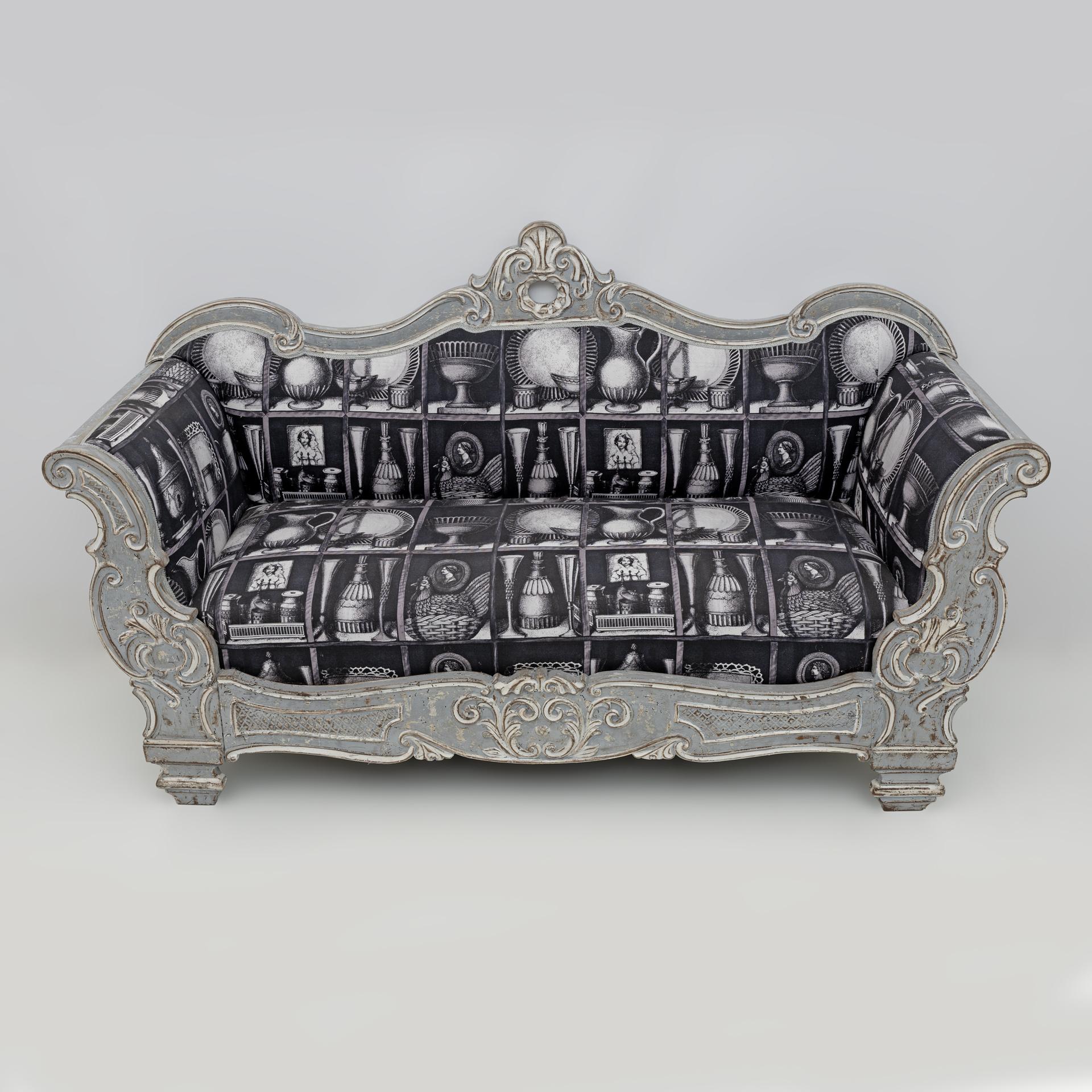 Charles X Style Italienisches Sofa mit Fornasetti Leinenstoff (Charles X.) im Angebot