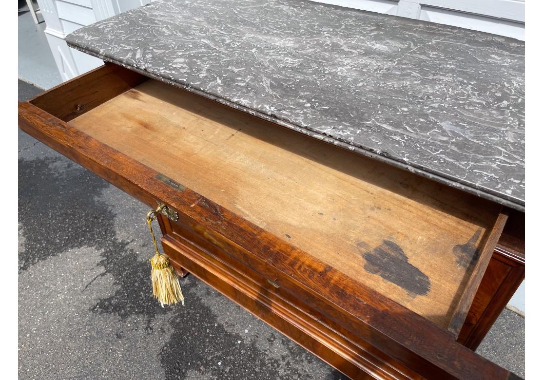 Cassettiera in mogano in stile Charles X con piano in pietra per il restauro in vendita 8