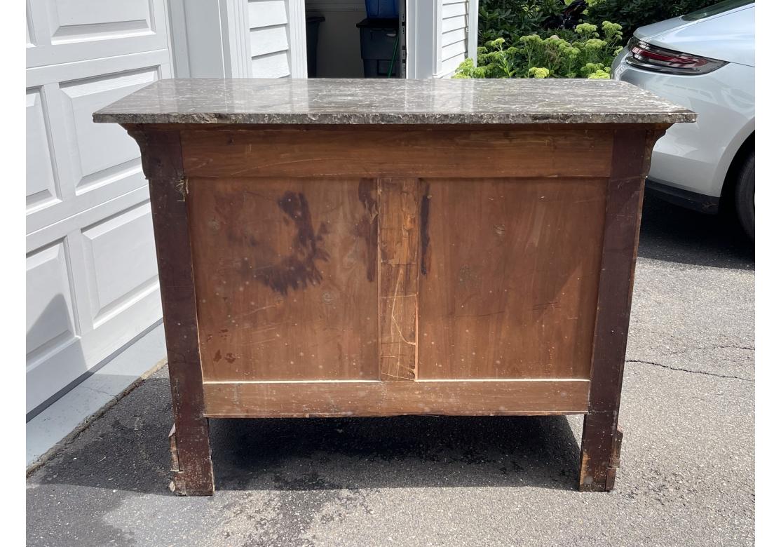 Cassettiera in mogano in stile Charles X con piano in pietra per il restauro in vendita 13