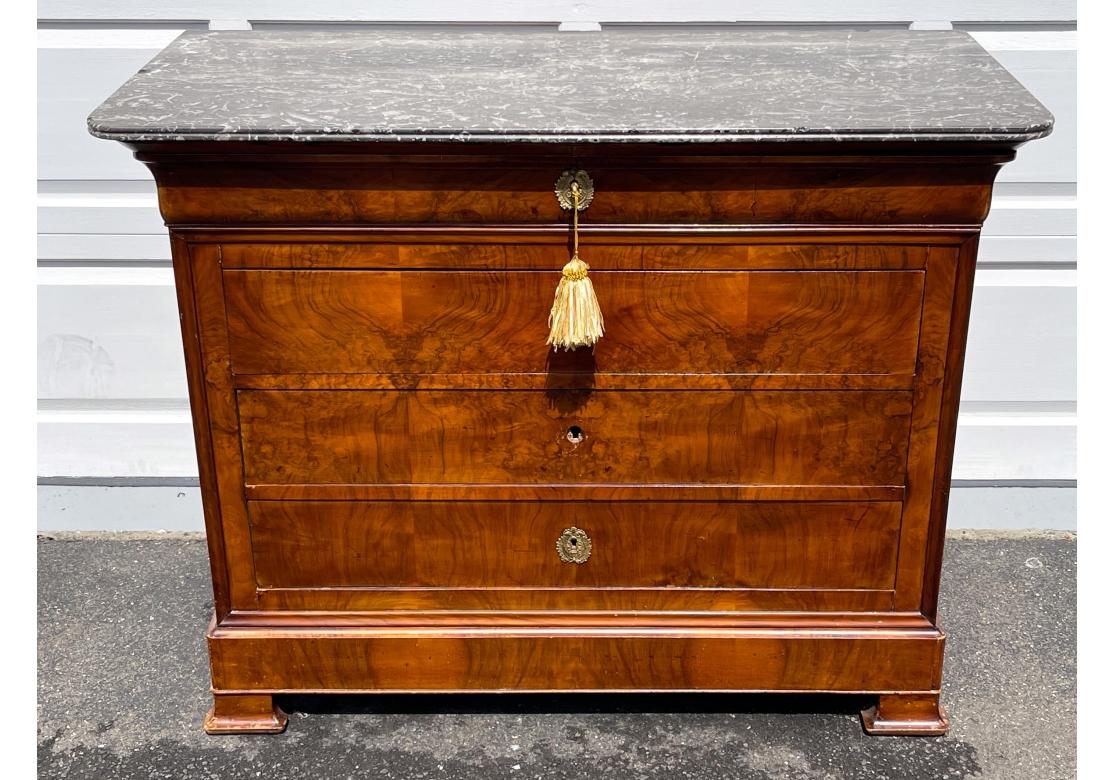 Un'elegante cassapanca antica in mogano molto scolpito, dalla forte forma francese.  e piano originale in pietra fossile nei colori grigio e bianco con motivi notevoli e molto decorativi. Con tre cassetti, tra cui un cassetto superiore con rosetta.