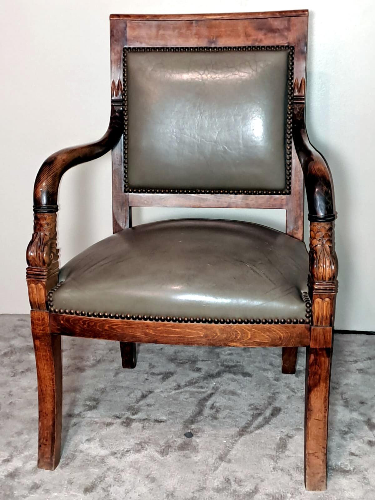 Paar französische „Antike Meister“-Stühle im Stil von Charles X. aus Holz und Cuoio im Angebot 3