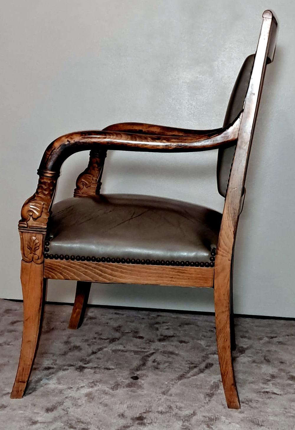 Paar französische „Antike Meister“-Stühle im Stil von Charles X. aus Holz und Cuoio im Angebot 4