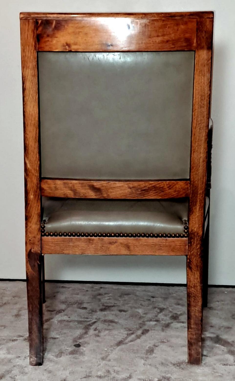 Paar französische „Antike Meister“-Stühle im Stil von Charles X. aus Holz und Cuoio im Angebot 5