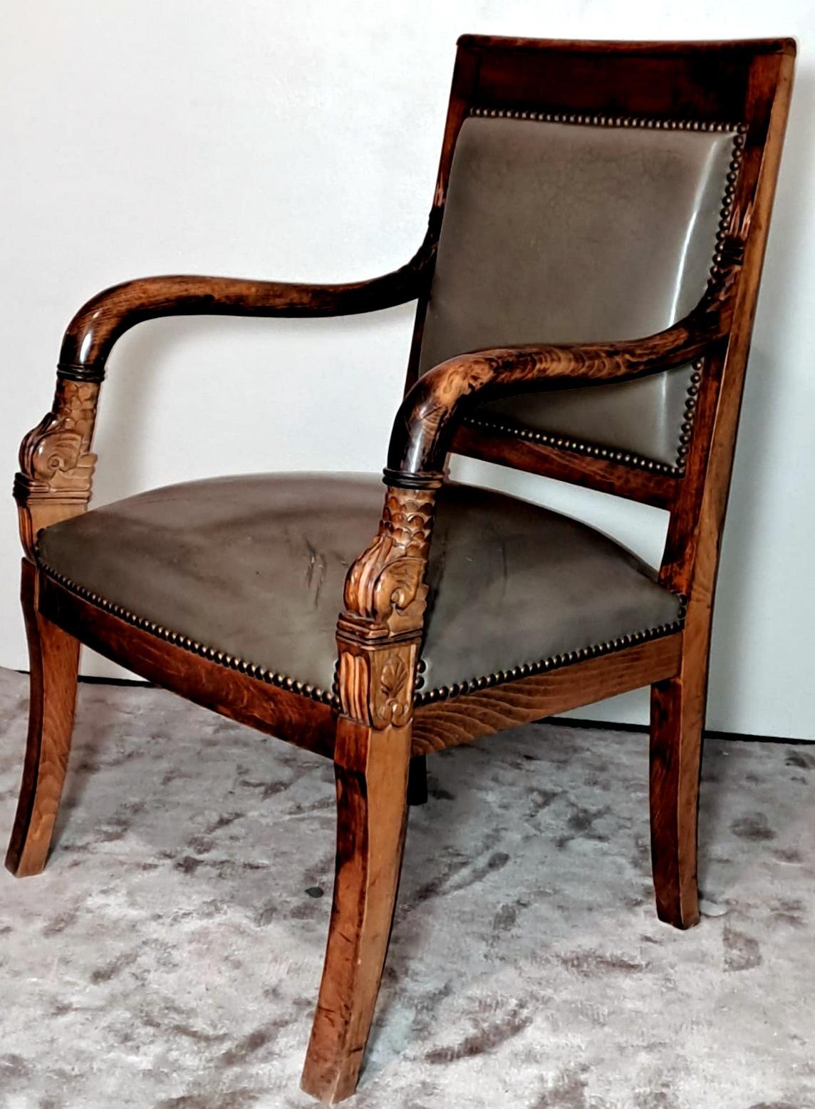 Paar französische „Antike Meister“-Stühle im Stil von Charles X. aus Holz und Cuoio im Angebot 6
