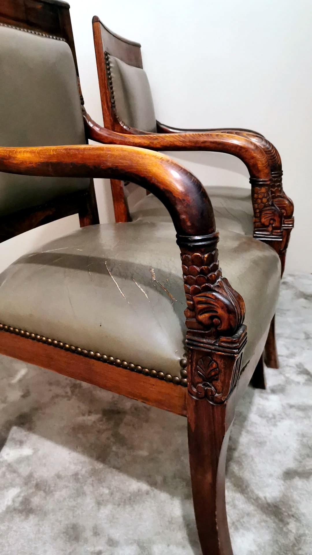 Paar französische „Antike Meister“-Stühle im Stil von Charles X. aus Holz und Cuoio im Angebot 7