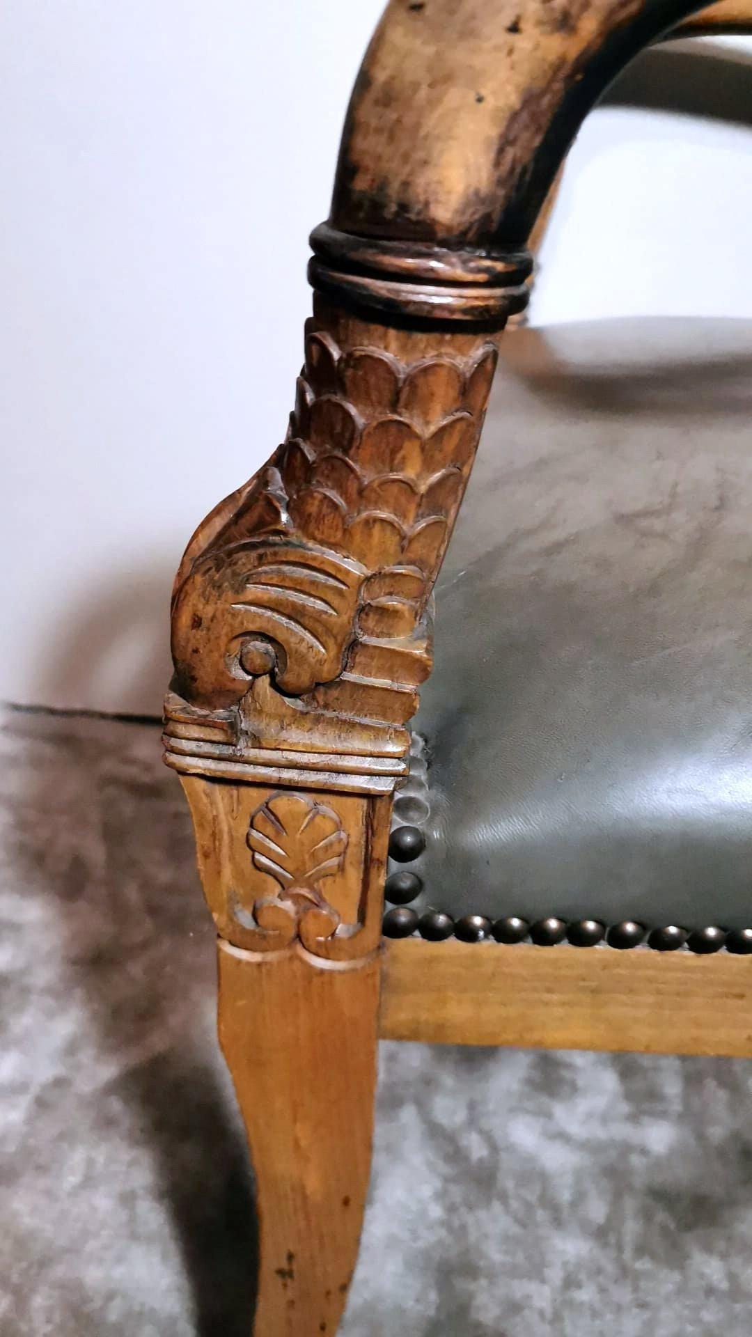Paar französische „Antike Meister“-Stühle im Stil von Charles X. aus Holz und Cuoio im Angebot 11