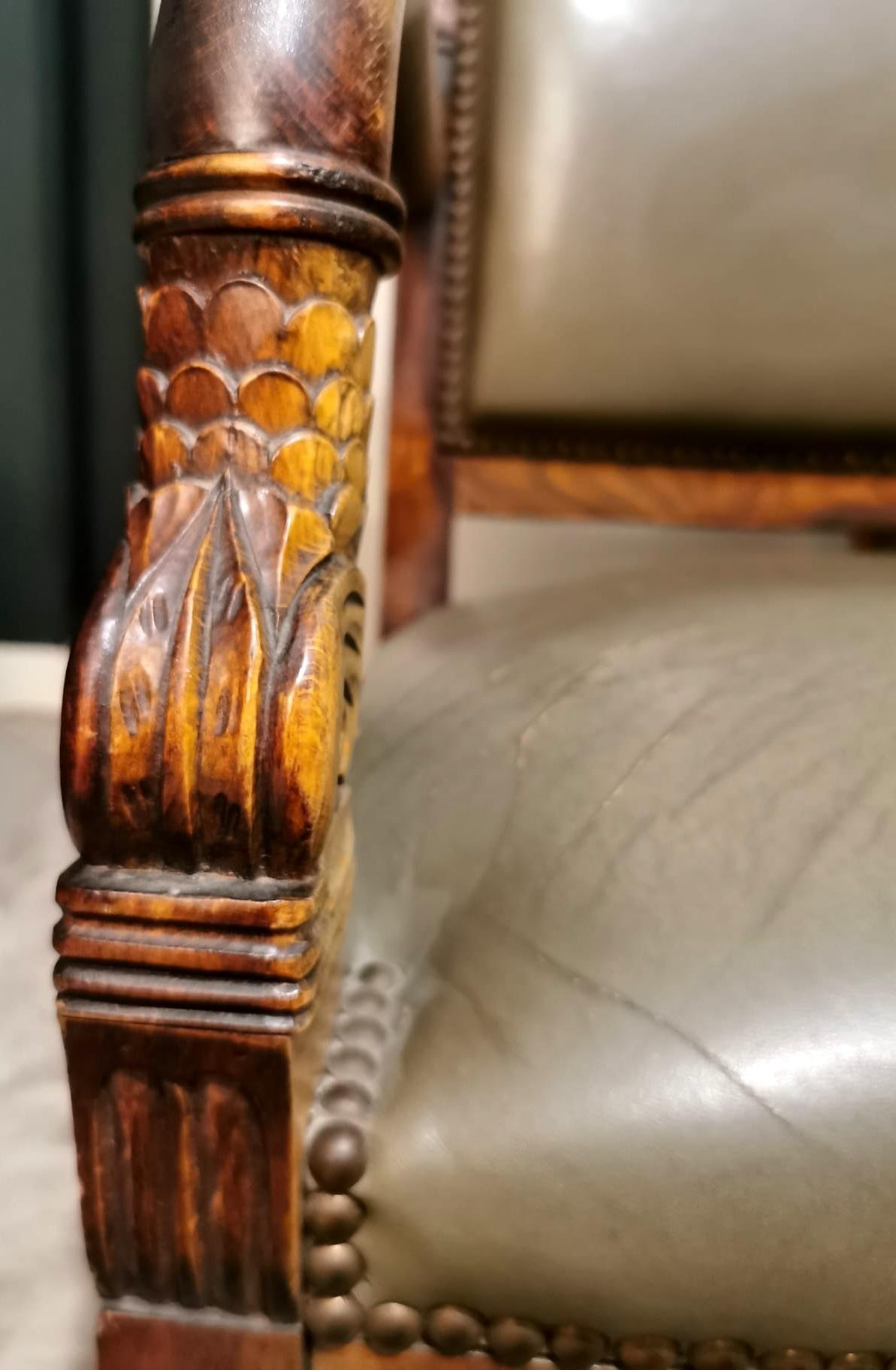 Paar französische „Antike Meister“-Stühle im Stil von Charles X. aus Holz und Cuoio im Angebot 12