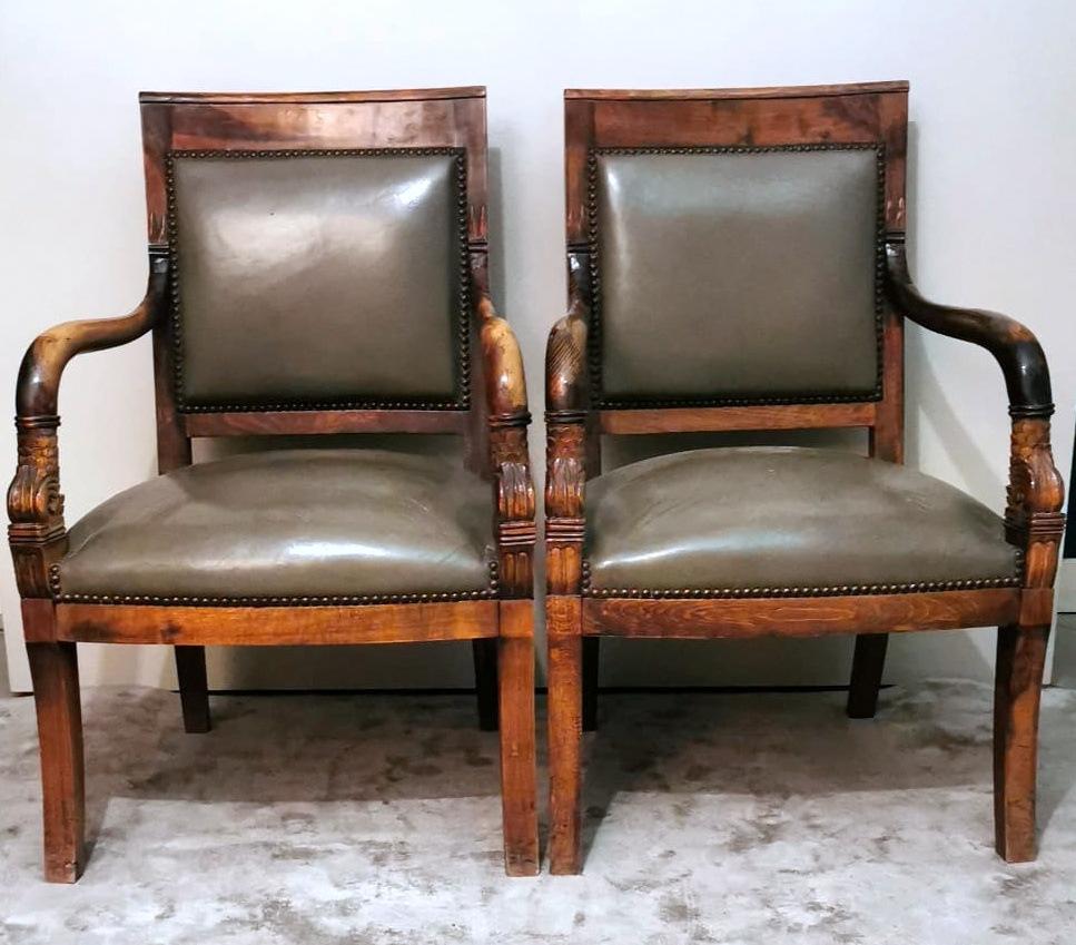 Paar französische „Antike Meister“-Stühle im Stil von Charles X. aus Holz und Cuoio (Französisch) im Angebot