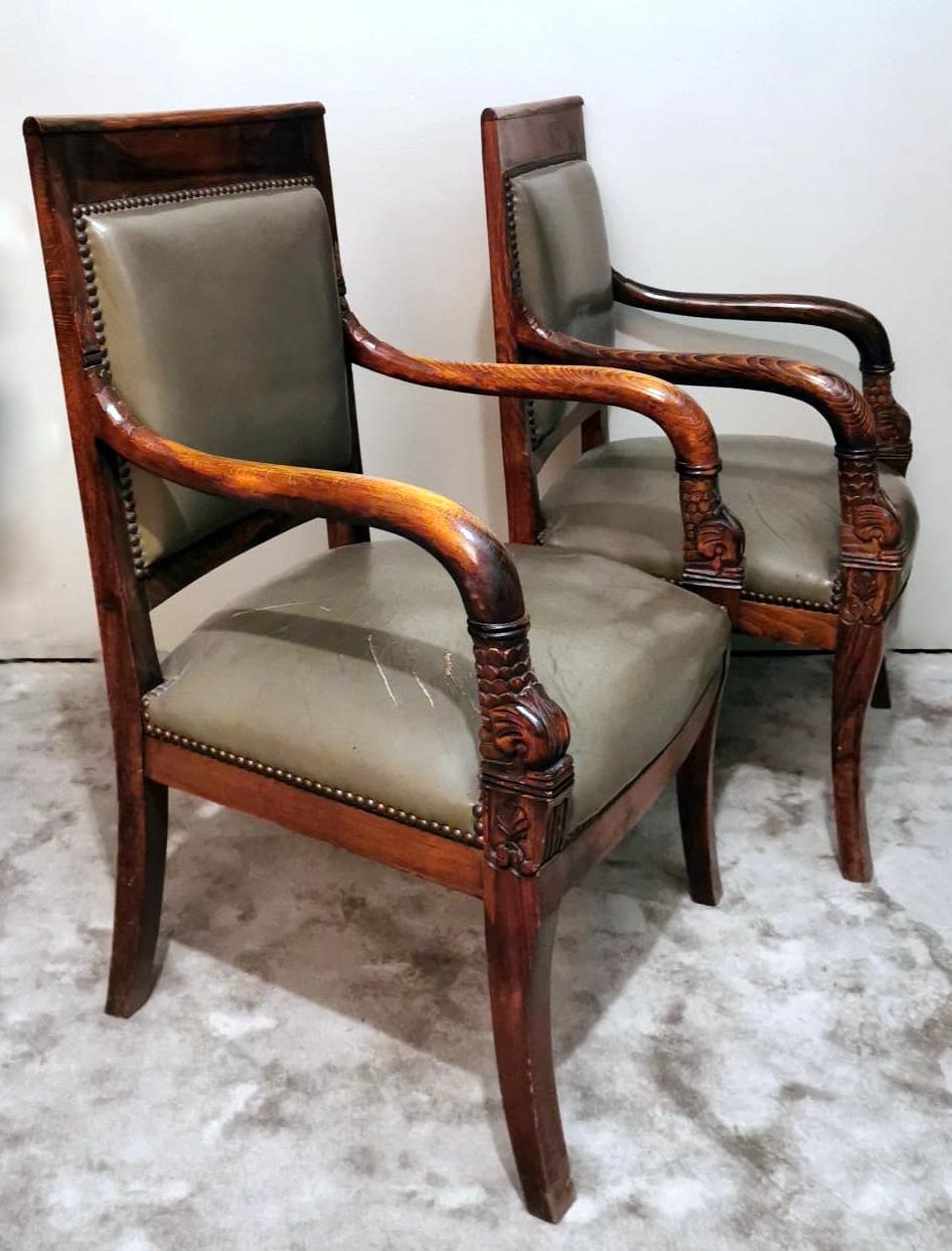 Paar französische „Antike Meister“-Stühle im Stil von Charles X. aus Holz und Cuoio (Handgefertigt) im Angebot