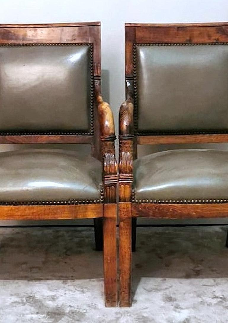 Paar französische „Antike Meister“-Stühle im Stil von Charles X. aus Holz und Cuoio (19. Jahrhundert) im Angebot