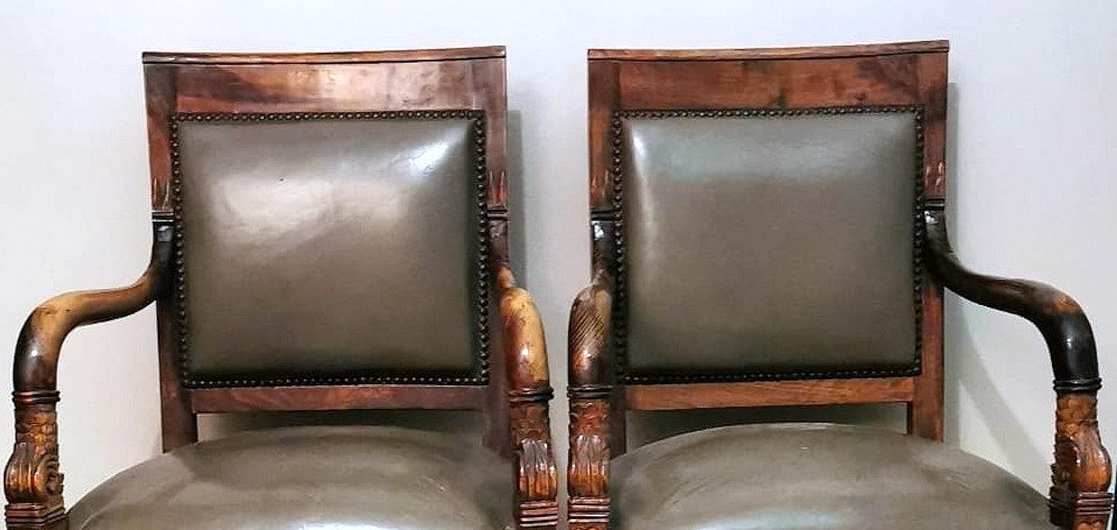 Paar französische „Antike Meister“-Stühle im Stil von Charles X. aus Holz und Cuoio (Leder) im Angebot
