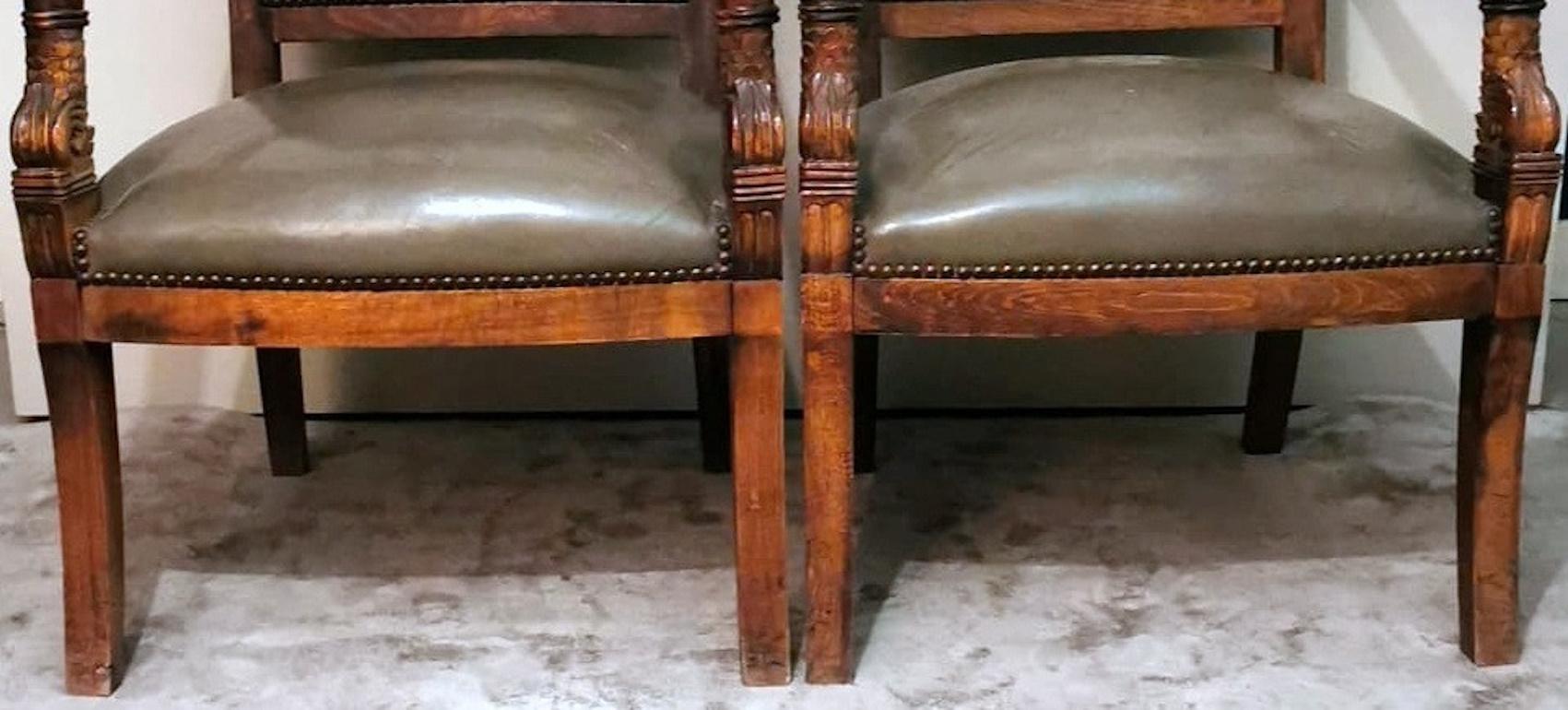 Paar französische „Antike Meister“-Stühle im Stil von Charles X. aus Holz und Cuoio im Angebot 1