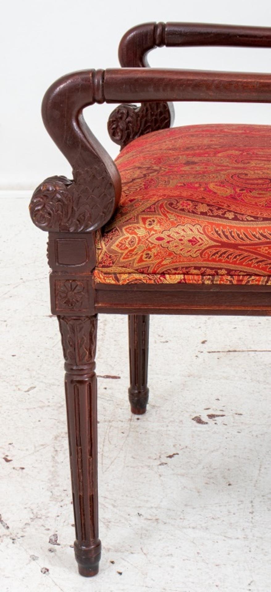 Chaise à accoudoirs à volutes de style Charles X en vente 1