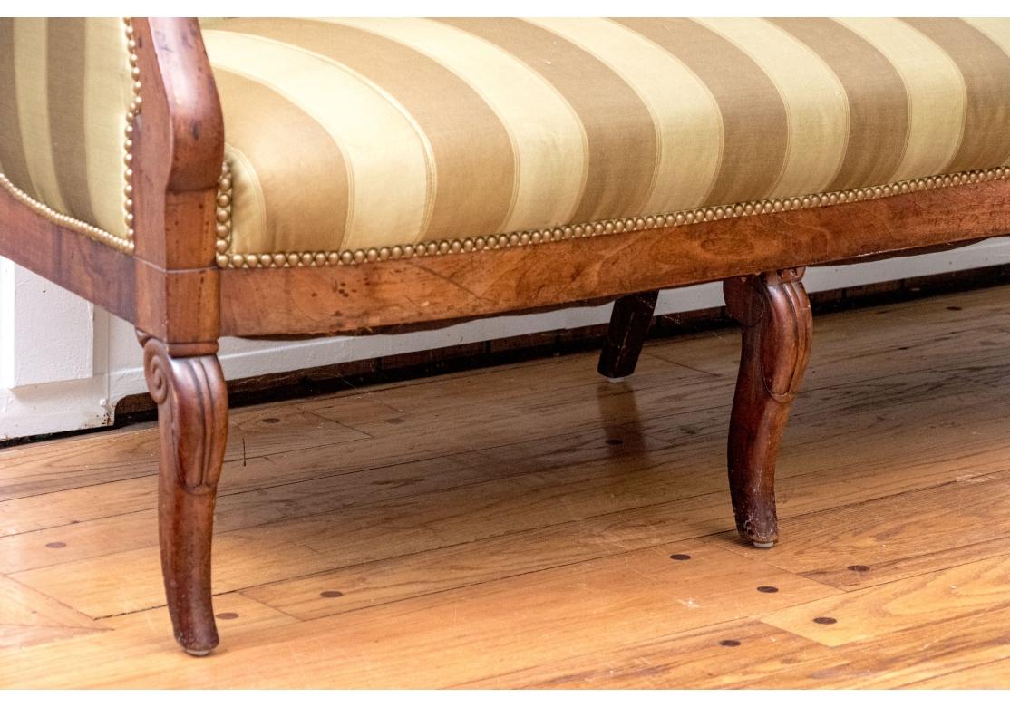 Charles X Style Settee für Restaurierung im Zustand „Starke Gebrauchsspuren“ im Angebot in Bridgeport, CT