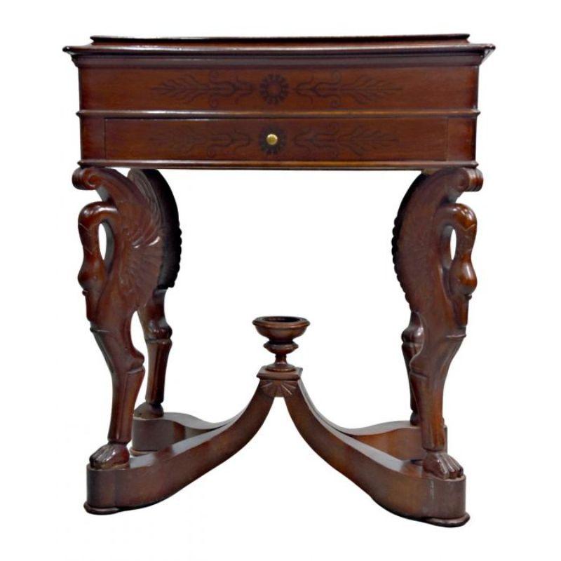 Charles x style writing table with swans inlaid with arabesques drawer forming writing, twentieth century, slot on the tray of dimension height 81 cm for a width of 69 cm and a depth of 45 cm.

Style: Charles X
Material: Mahogany.