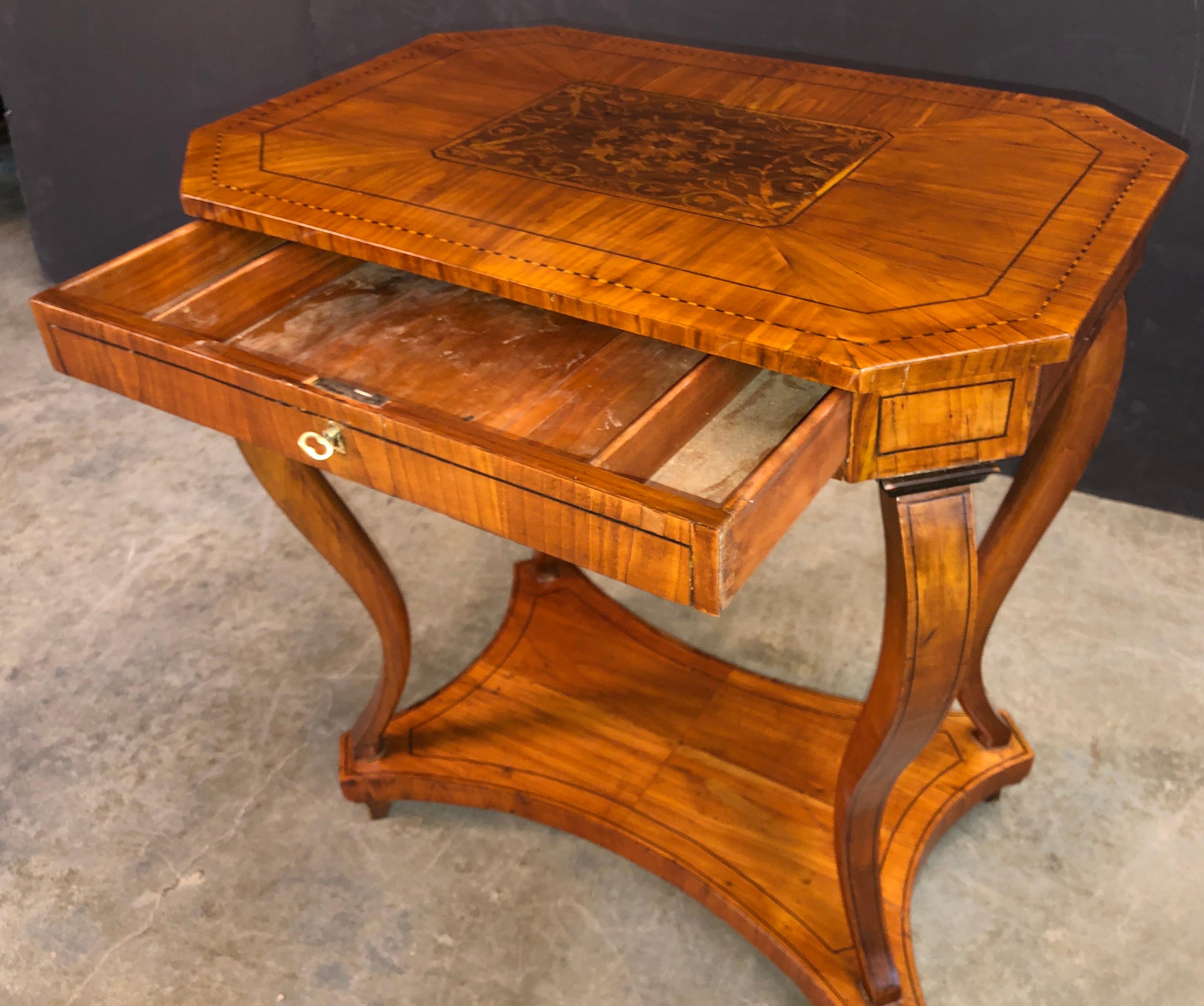 Début du XIXe siècle Table d'appoint Charles X en marqueterie de noyer en vente