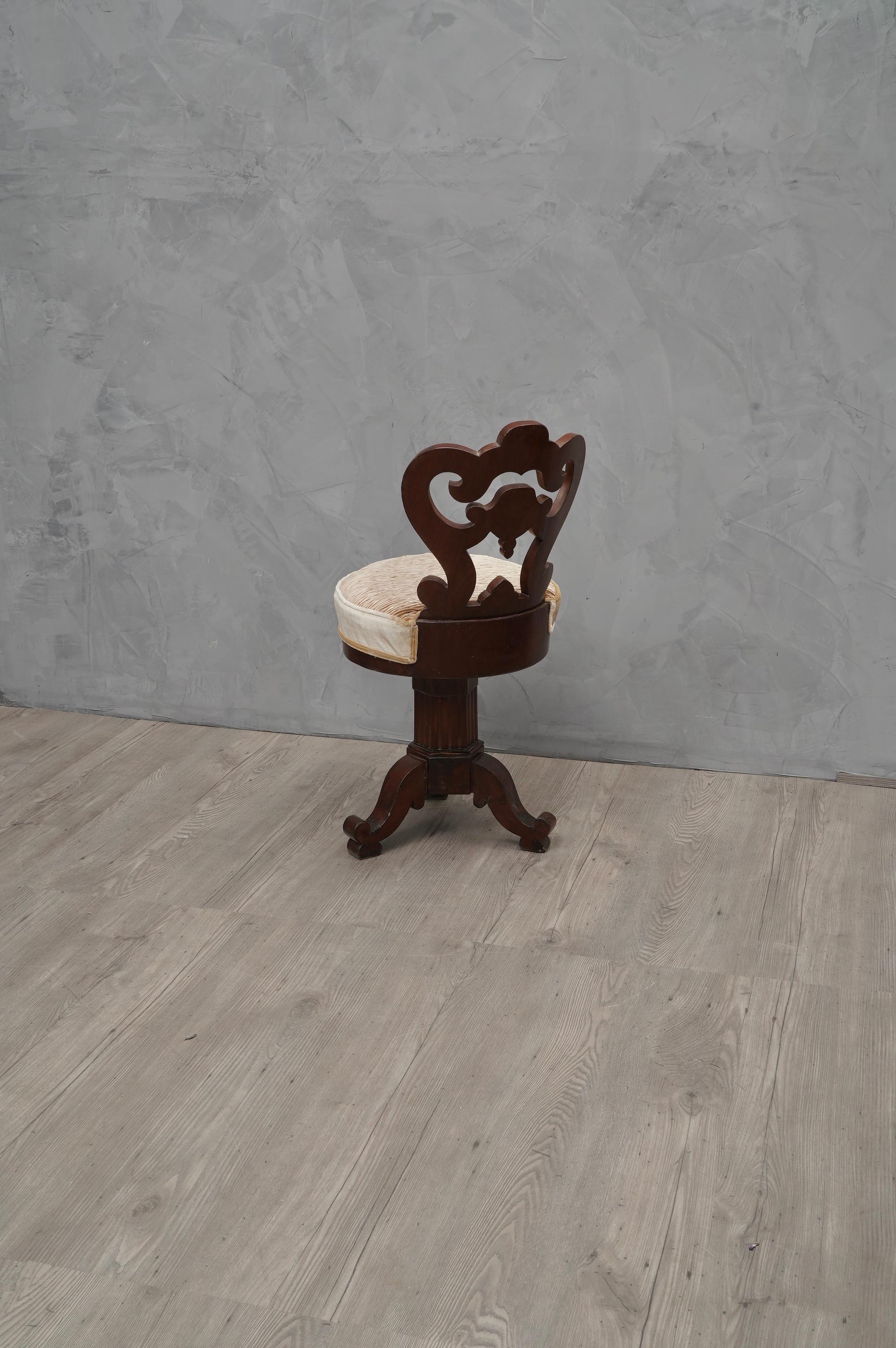 Charles X Walnut Velvet Italian Swivel Chair, 1830 In Good Condition For Sale In Rome, IT