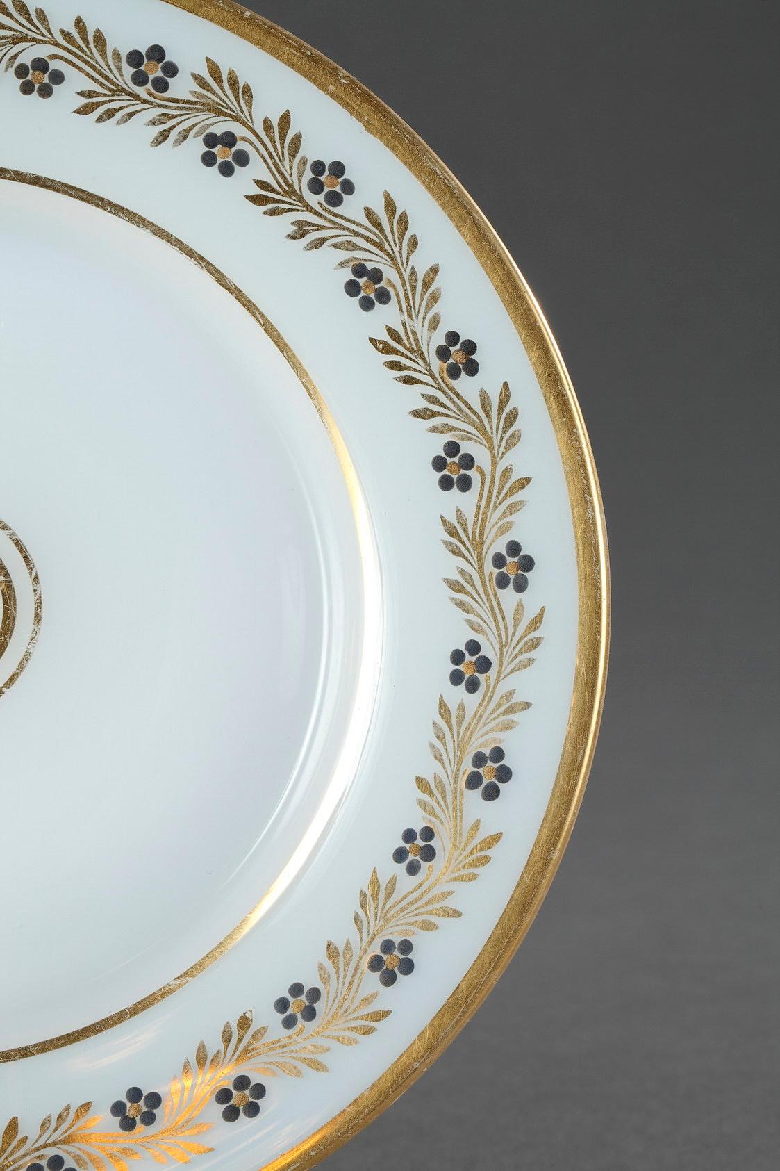 Charles X White Opaline Plate by Jean-Baptiste Desvignes In Good Condition For Sale In Paris, FR