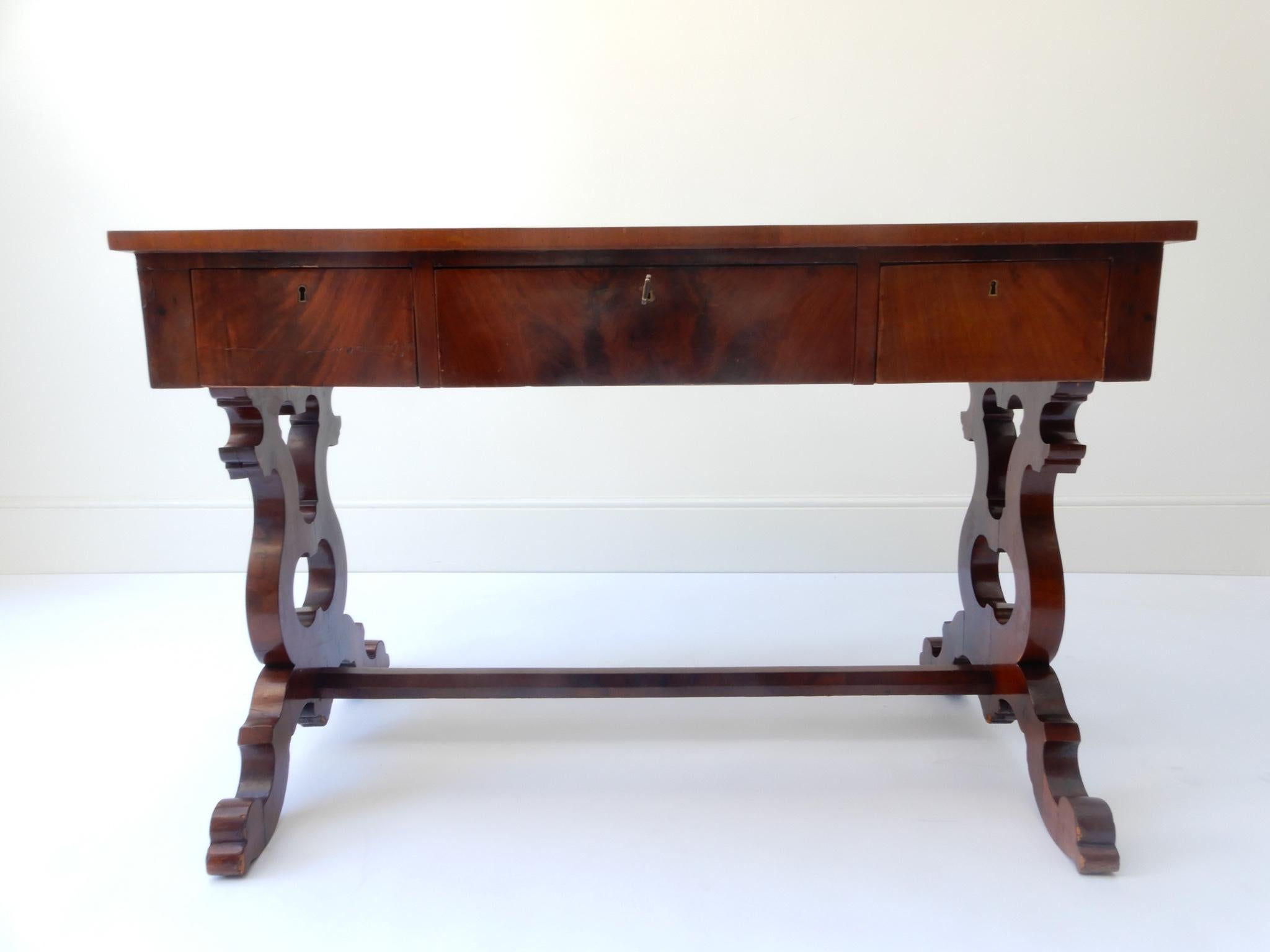 Table de bureau en bois Charles X, XIXe siècle.

 