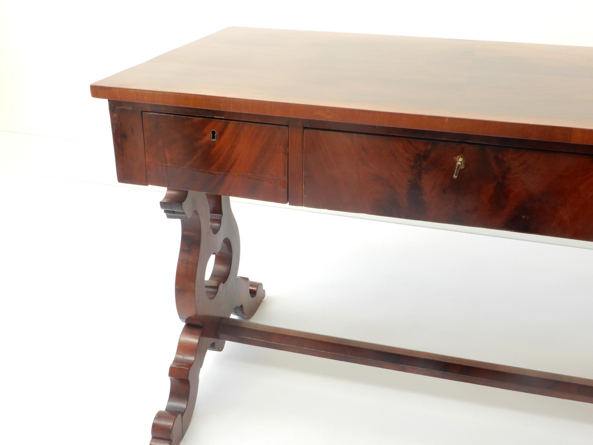 Bois Table de bureau en bois Charles X, XIXe siècle en vente