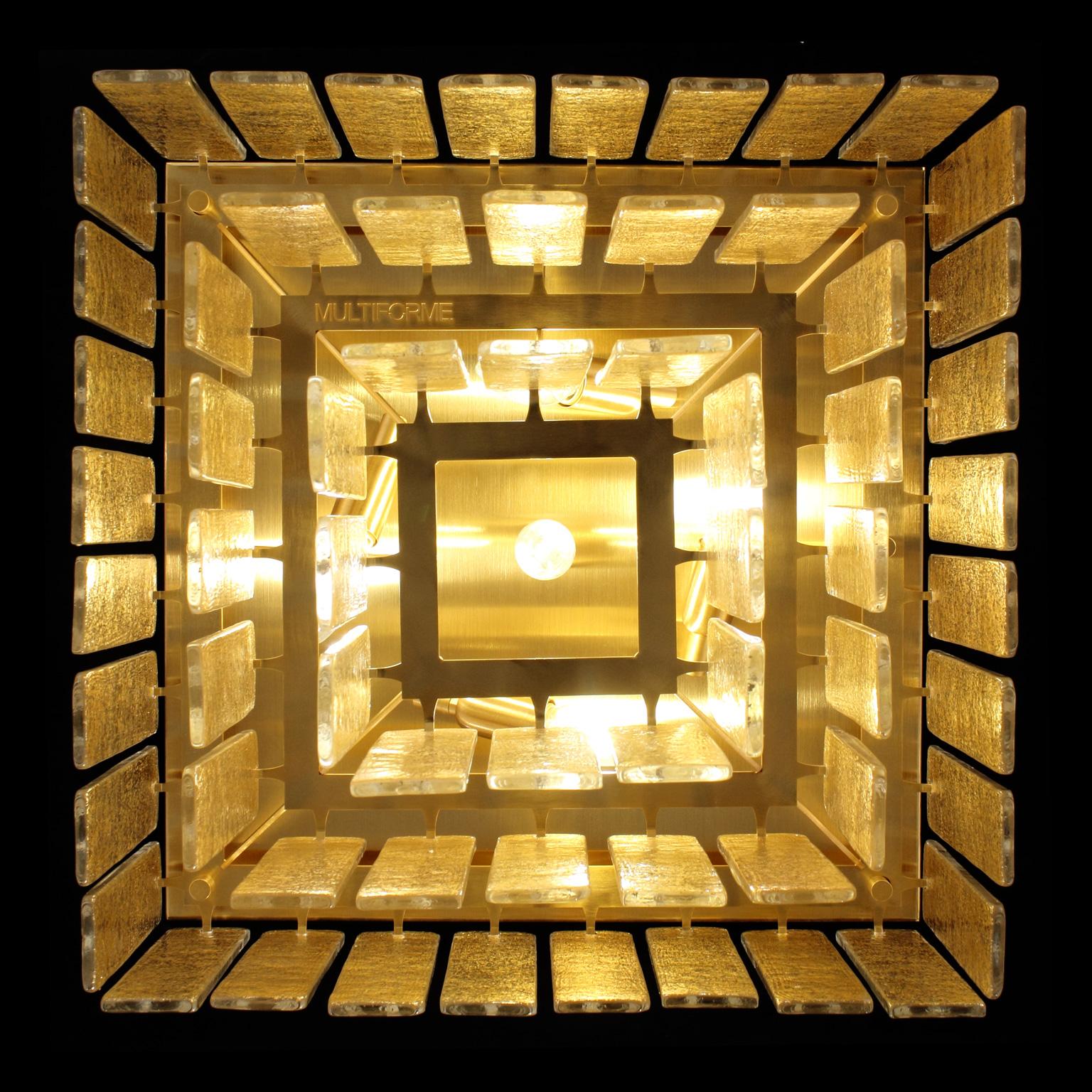 Charleston Deckenleuchte 50 x 40 H, goldfarbene Glasleisten, gebürstete goldfarbene quadratische Leuchte von Multiforme
Die moderne Deckenleuchte Charleston aus unserer Progressive-Kollektion ist ein äußerst vielseitiges Beleuchtungsobjekt, das in